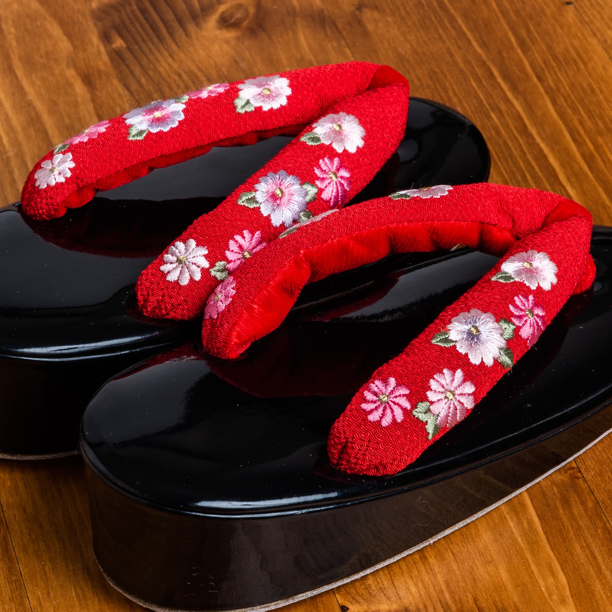 黒い土台、赤い鼻緒に小菊の手刺?の３才用草履