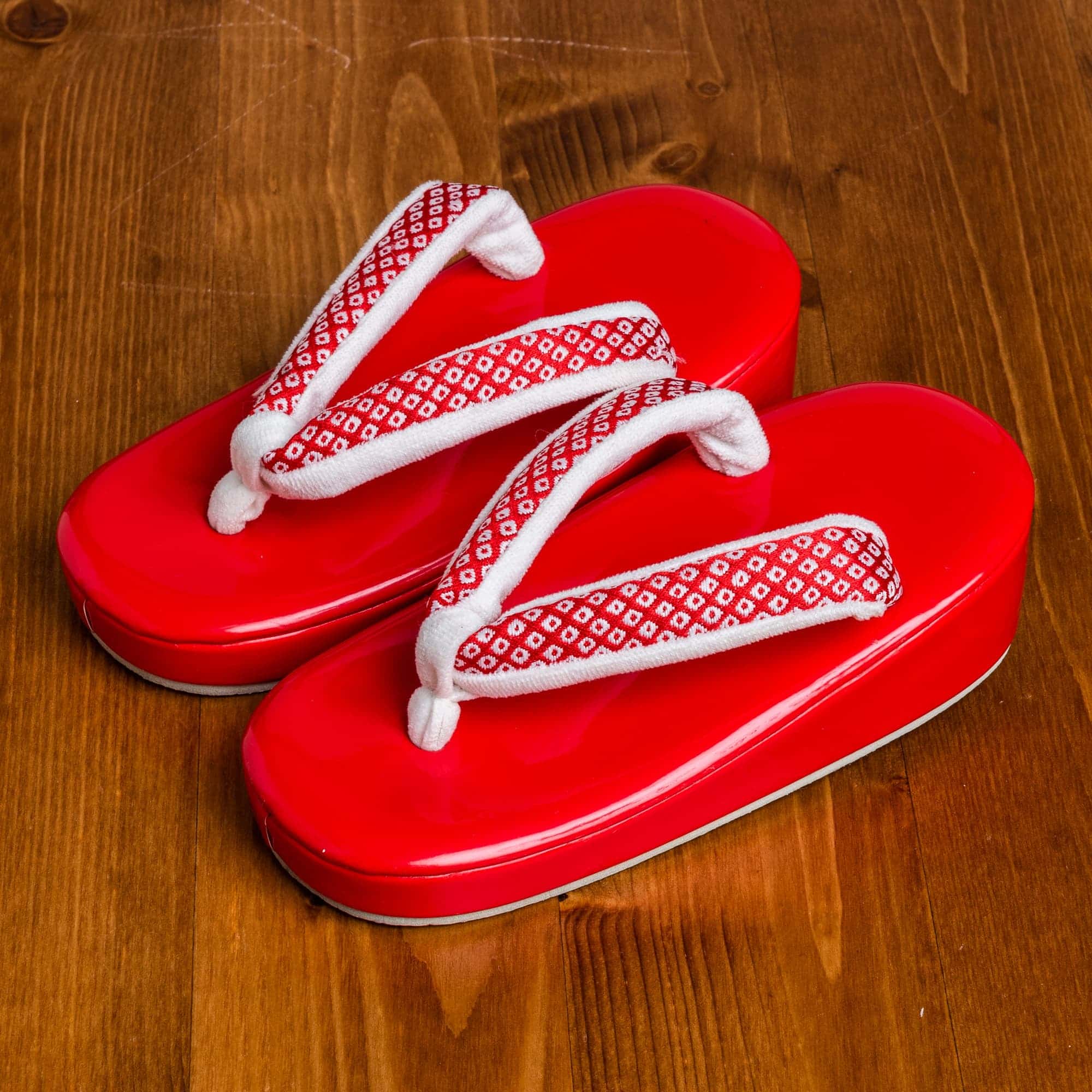 赤い土台に鹿の子模様の鼻緒の３才用草履