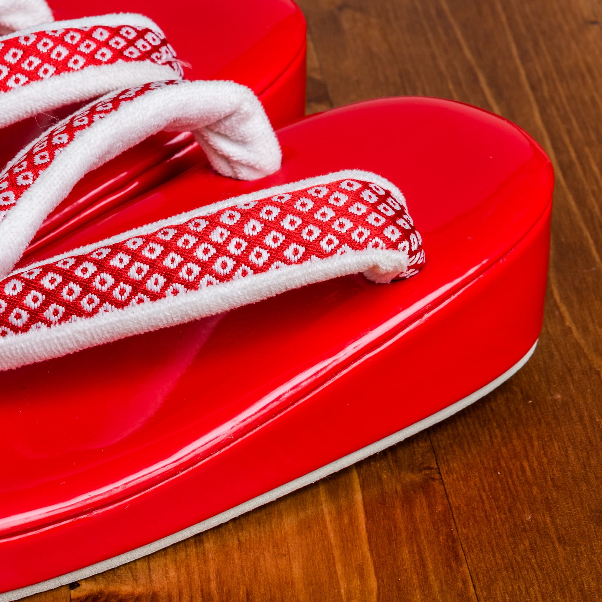 赤い土台に鹿の子模様の鼻緒の３才用草履