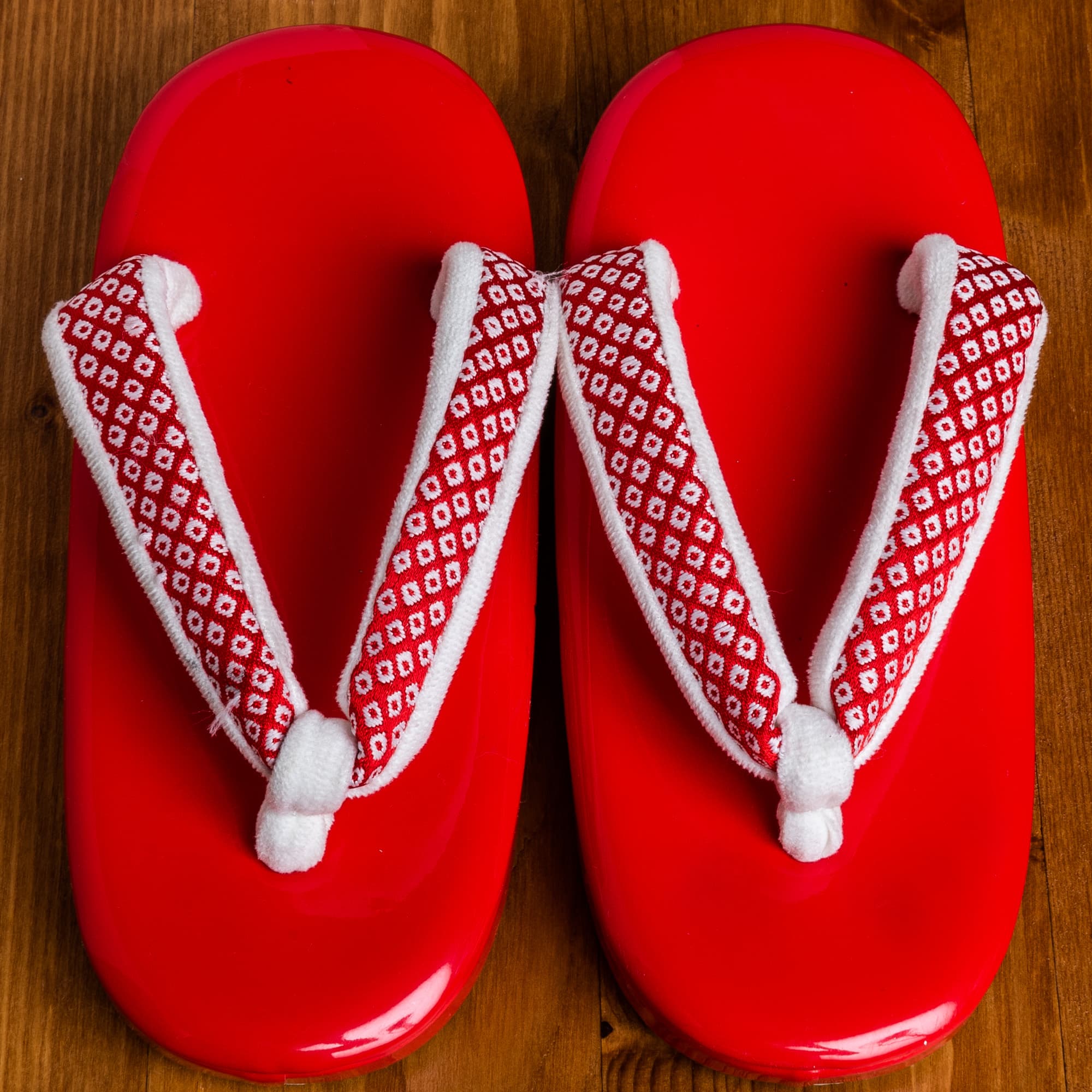 赤い土台に鹿の子模様の鼻緒の３才用草履