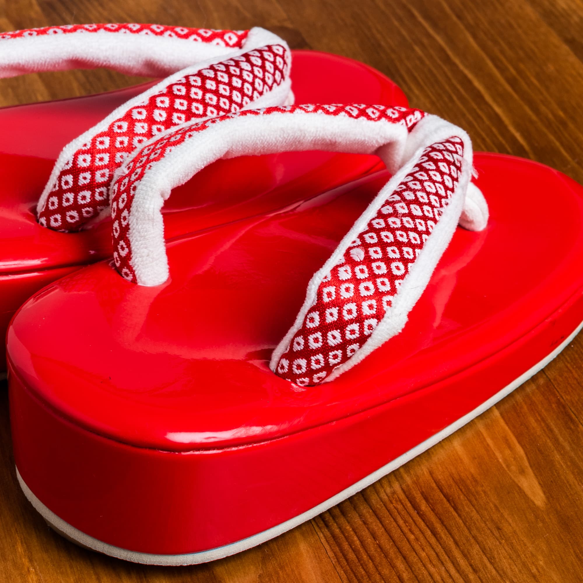 赤い土台に鹿の子模様の鼻緒の３才用草履