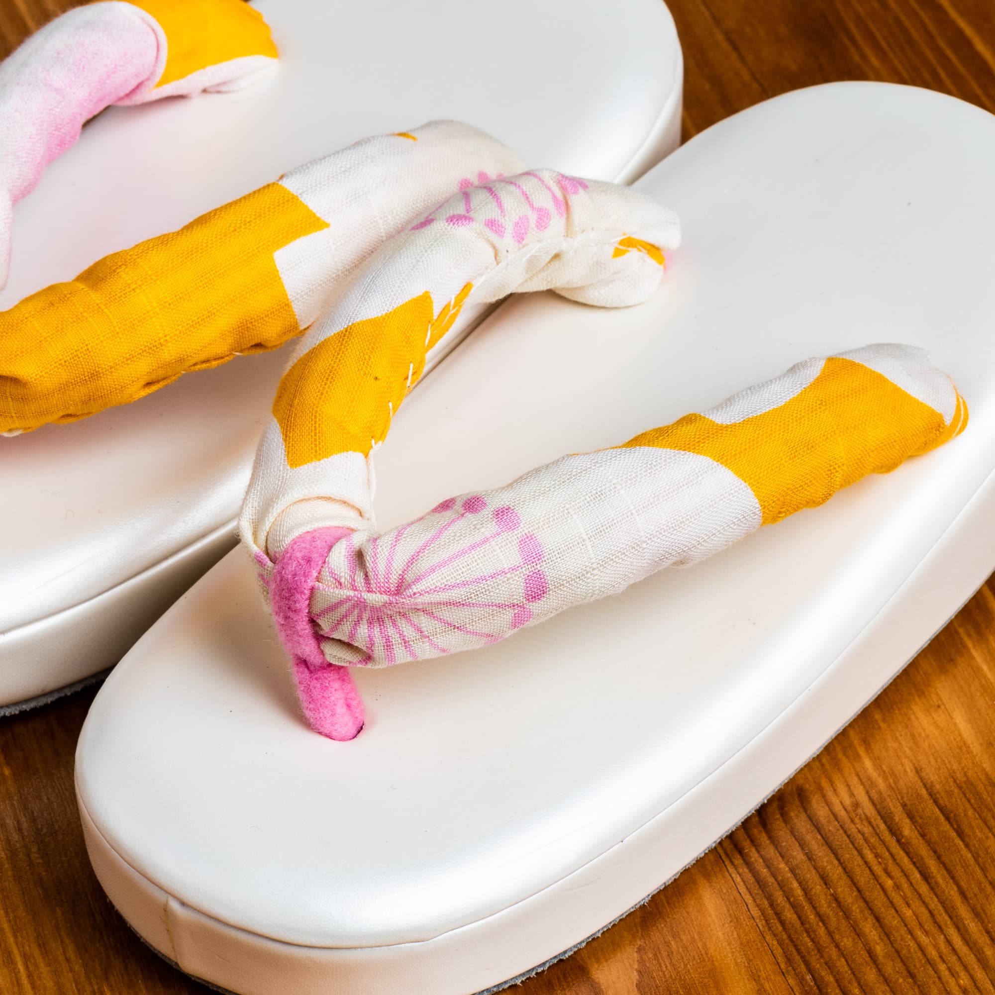 白い土台にピンクとカラシの素朴な鼻緒の３才用草履