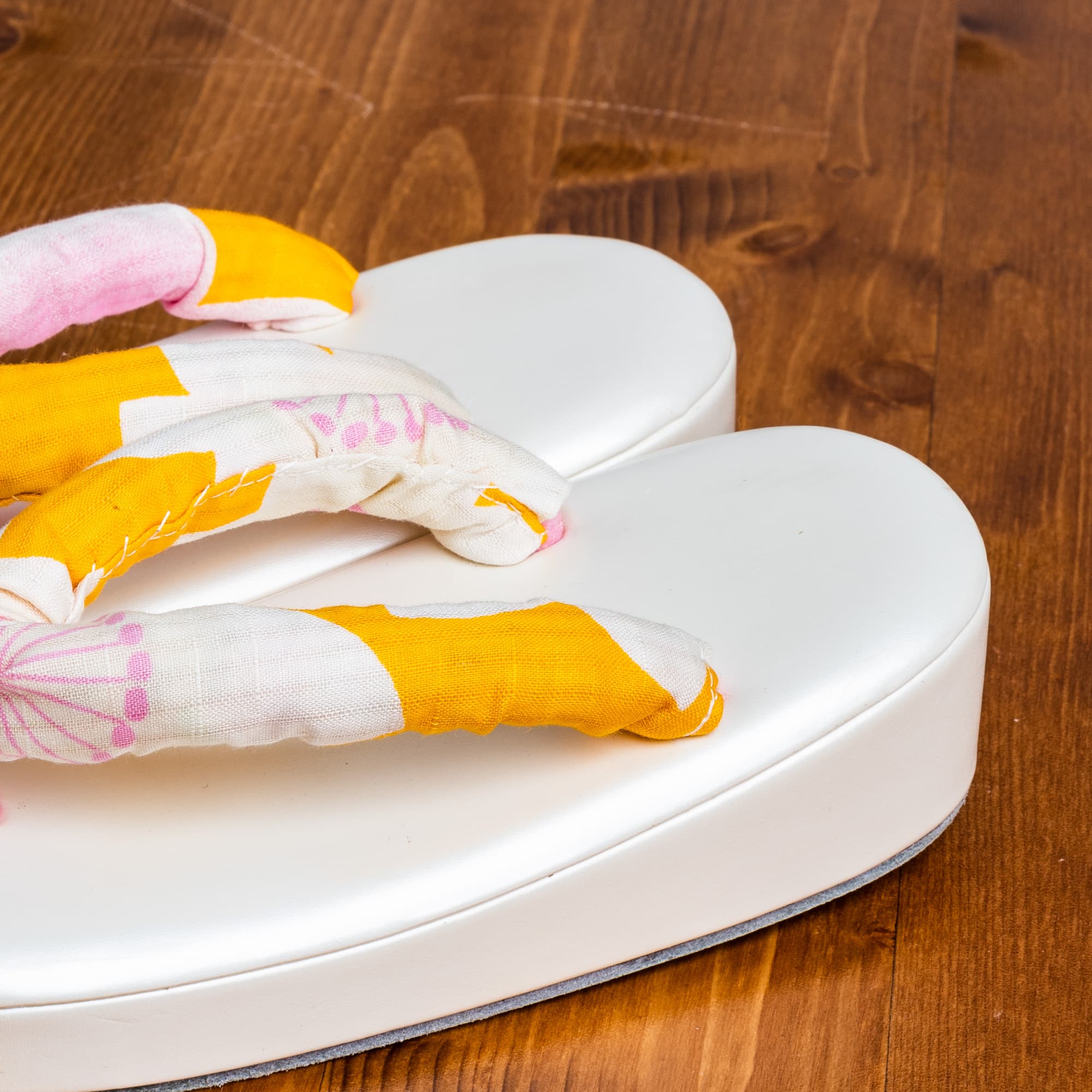 白い土台にピンクとカラシの素朴な鼻緒の３才用草履