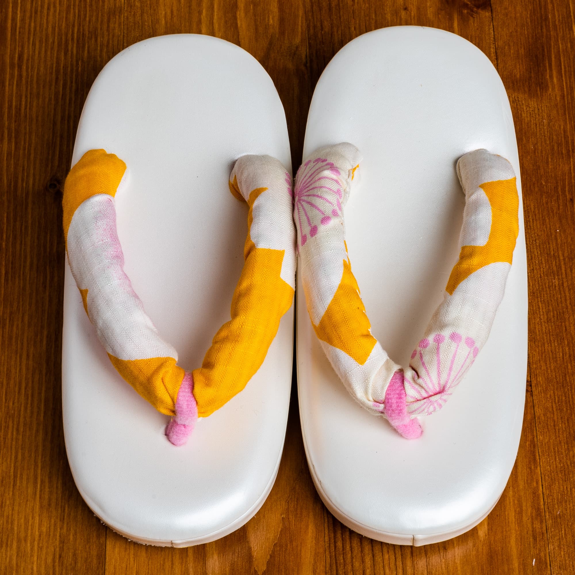 白い土台にピンクとカラシの素朴な鼻緒の３才用草履