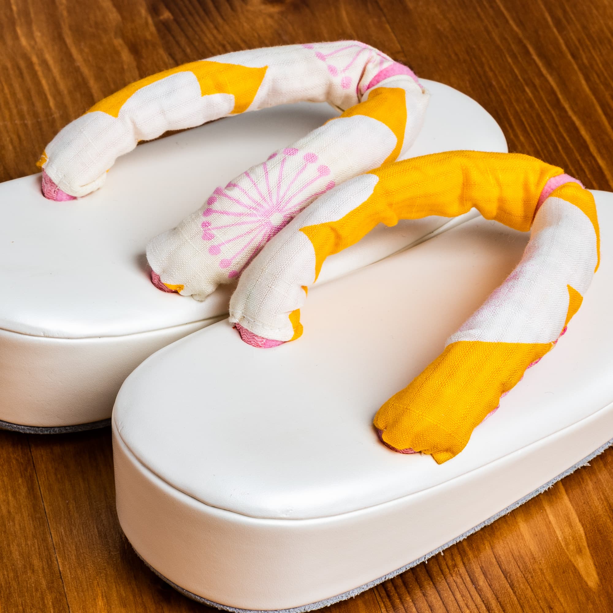 白い土台にピンクとカラシの素朴な鼻緒の３才用草履