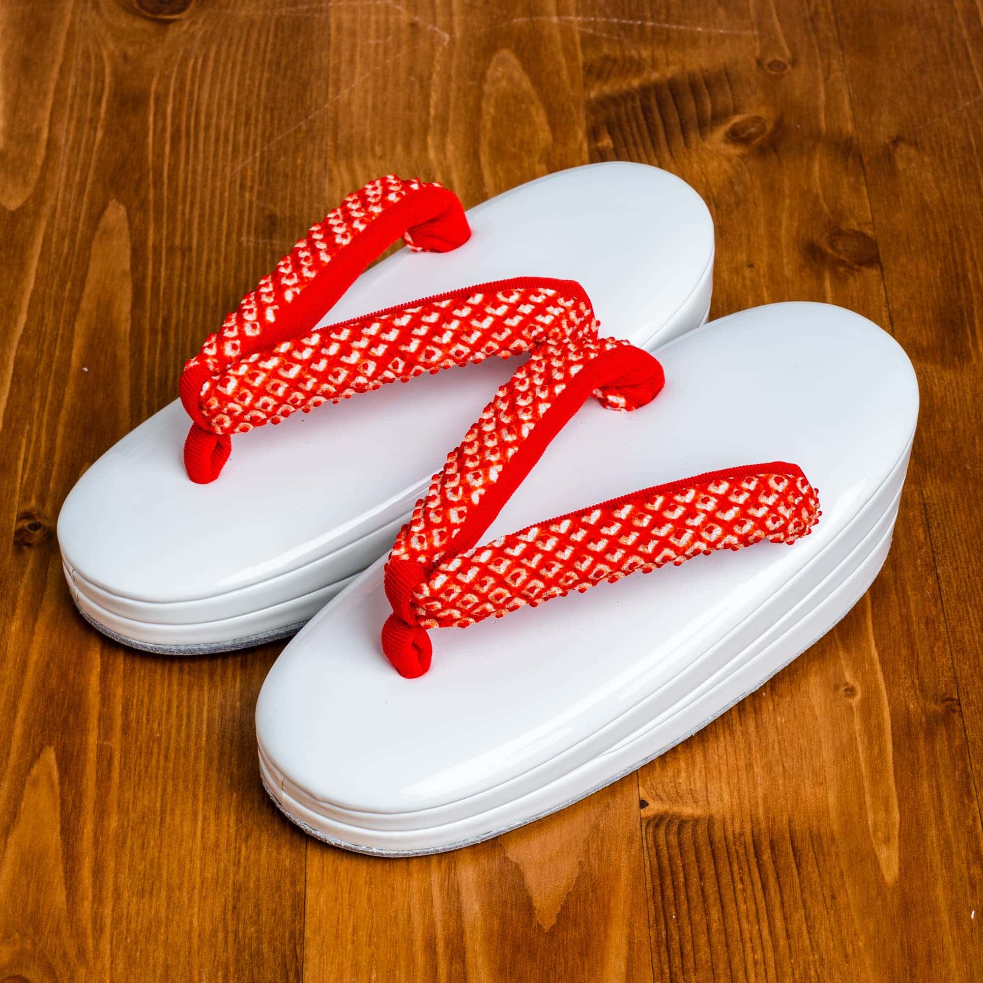 白い土台に赤い鹿の子絞りの３才用草履