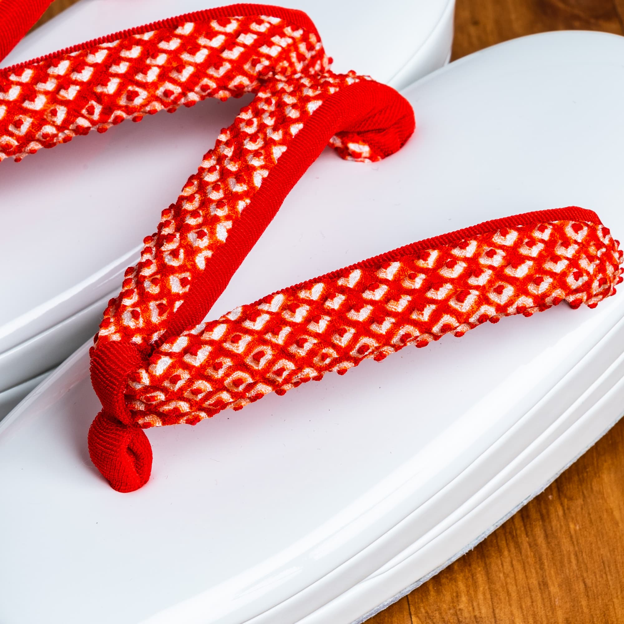 白い土台に赤い鹿の子絞りの３才用草履