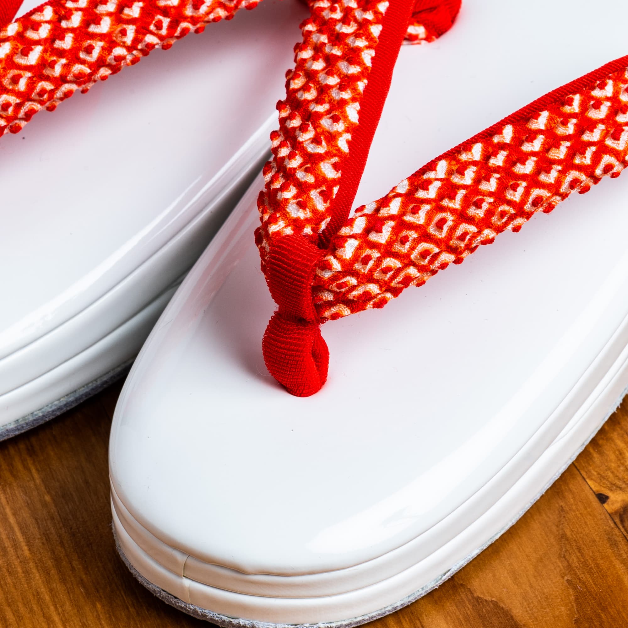 白い土台に赤い鹿の子絞りの３才用草履