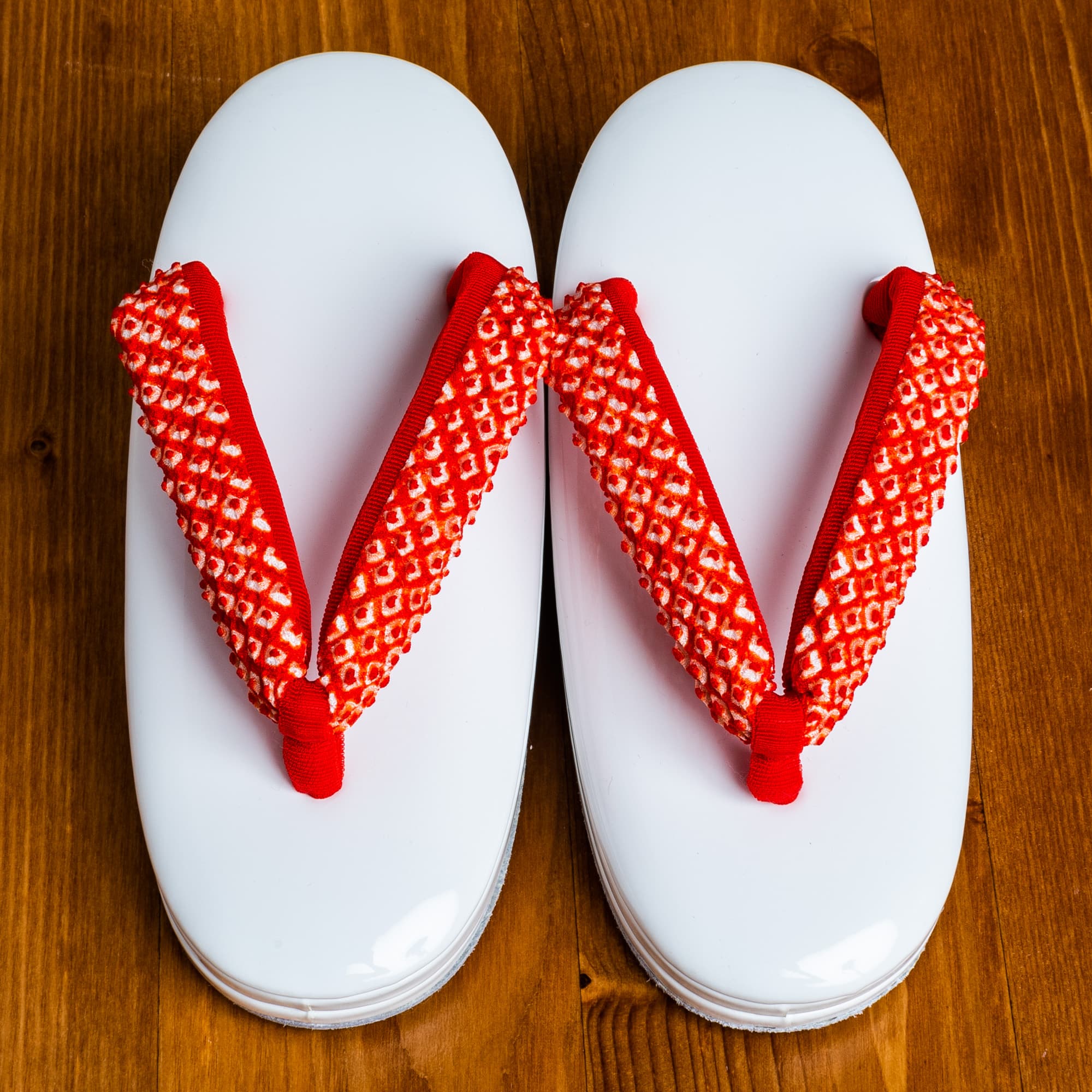白い土台に赤い鹿の子絞りの３才用草履