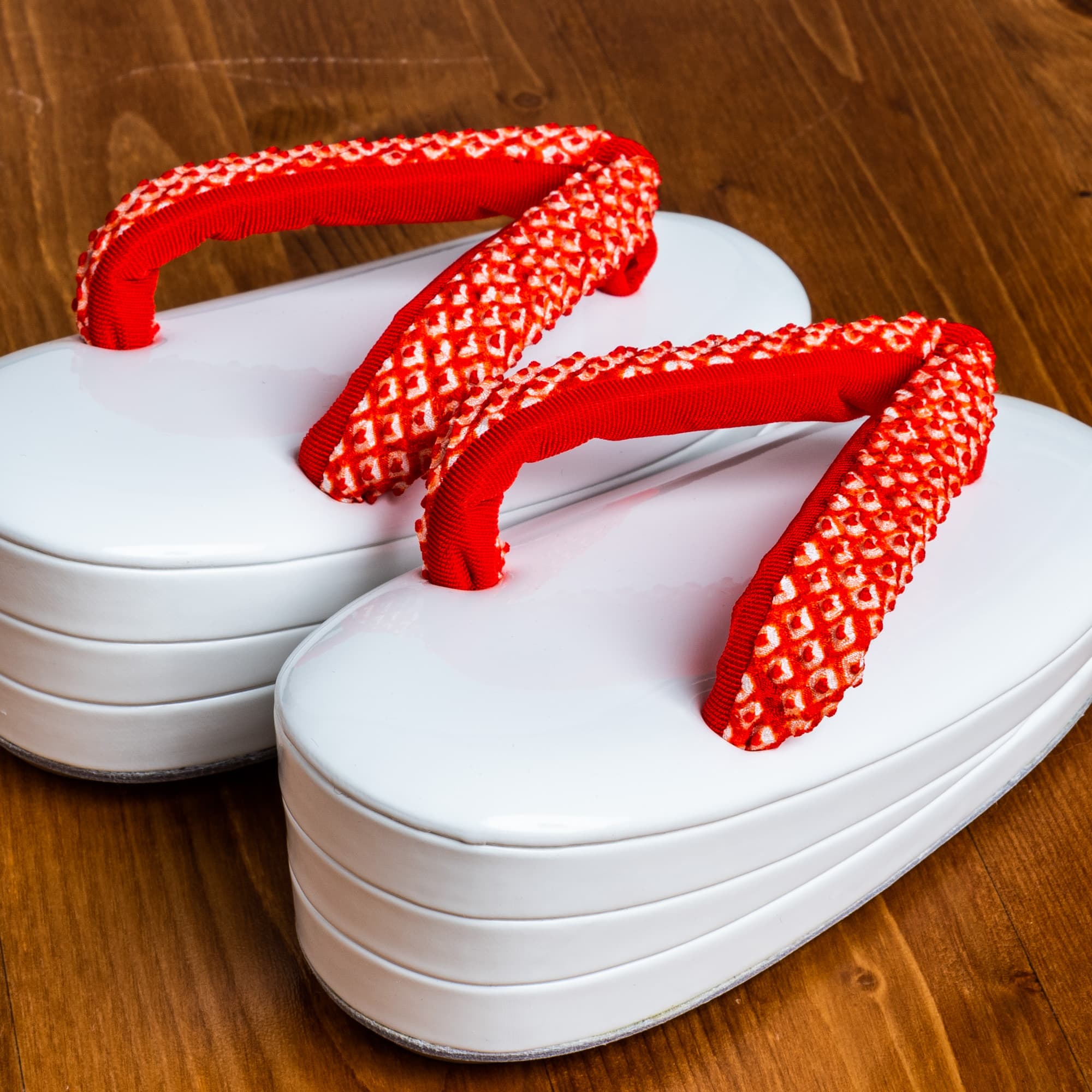 白い土台に赤い鹿の子絞りの３才用草履