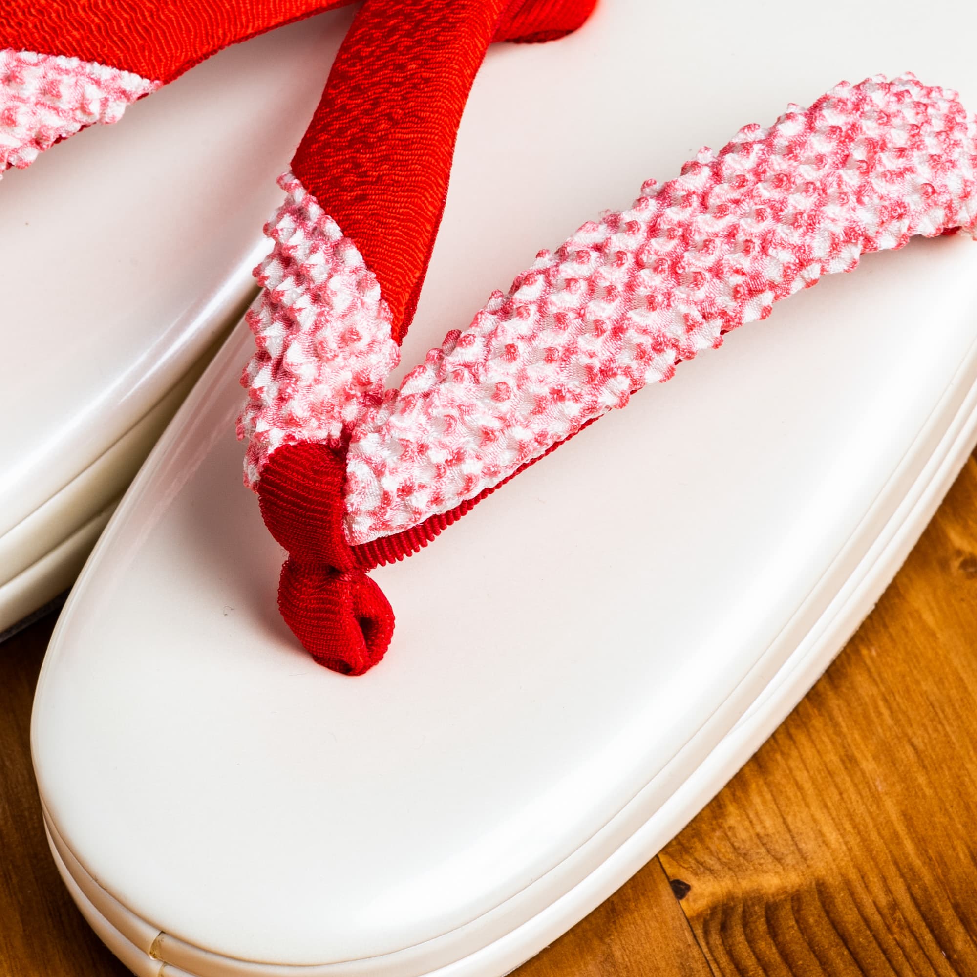 白い土台に赤い鹿の子絞りがスタイリッシュな３才用草履