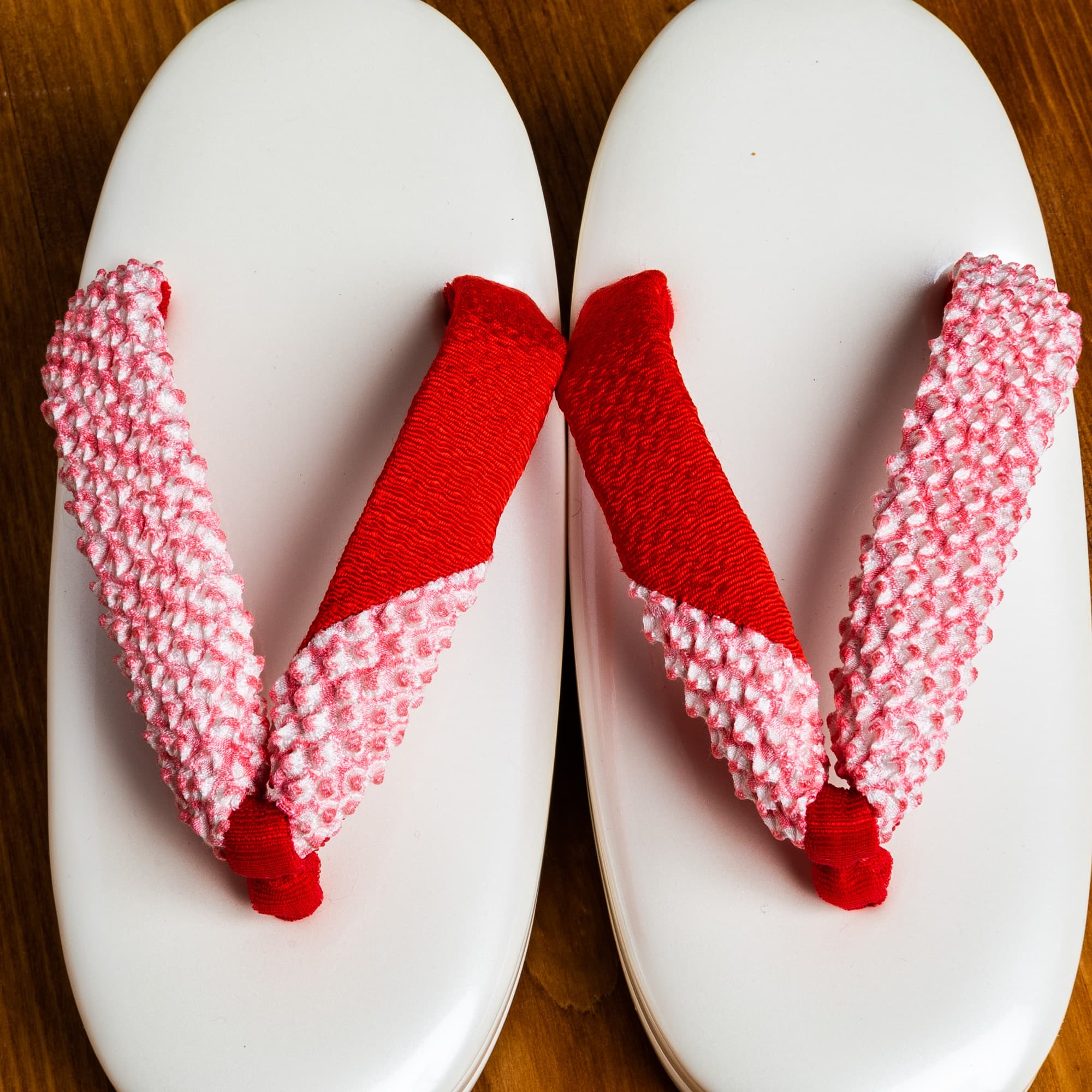 白い土台に赤い鹿の子絞りがスタイリッシュな３才用草履