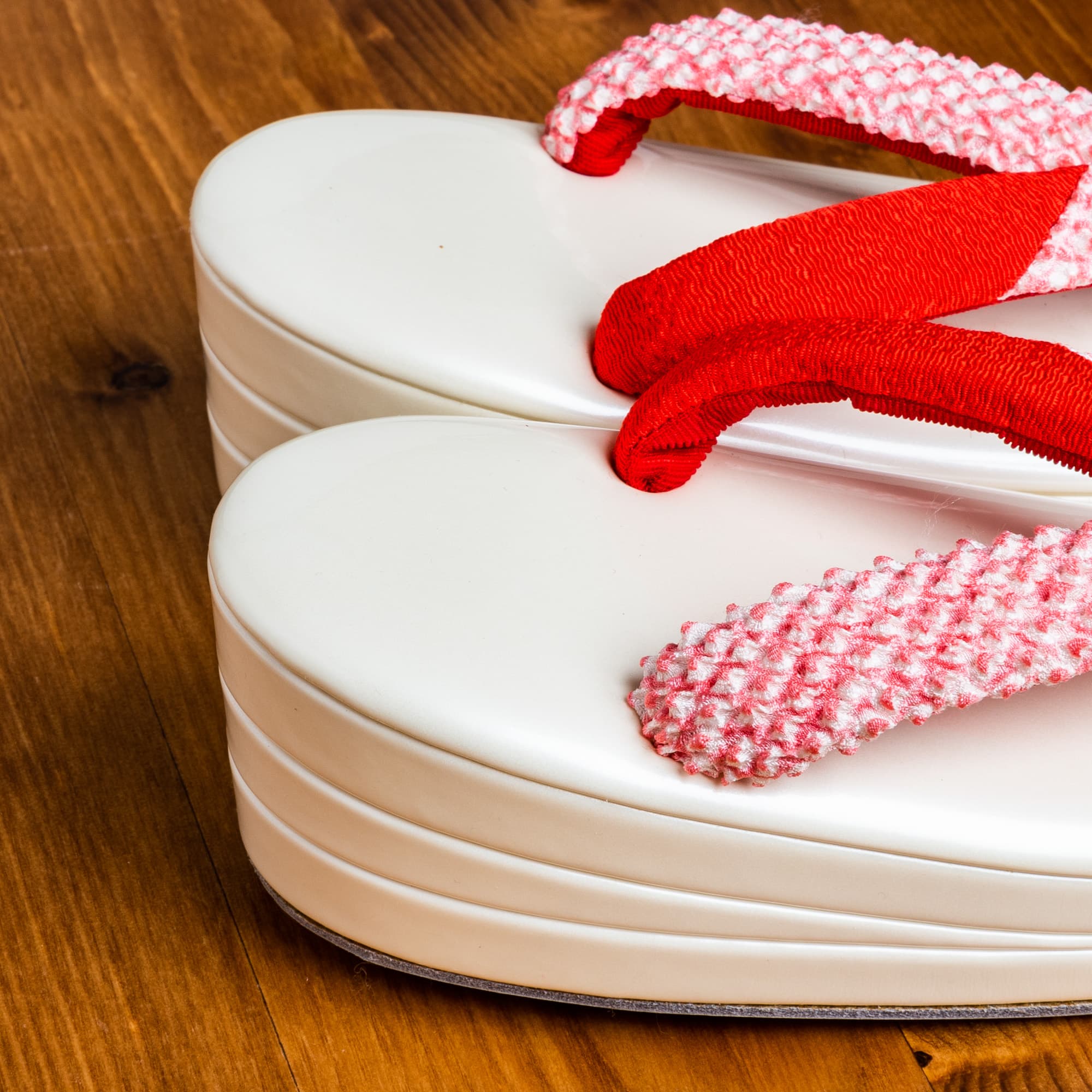 白い土台に赤い鹿の子絞りがスタイリッシュな３才用草履