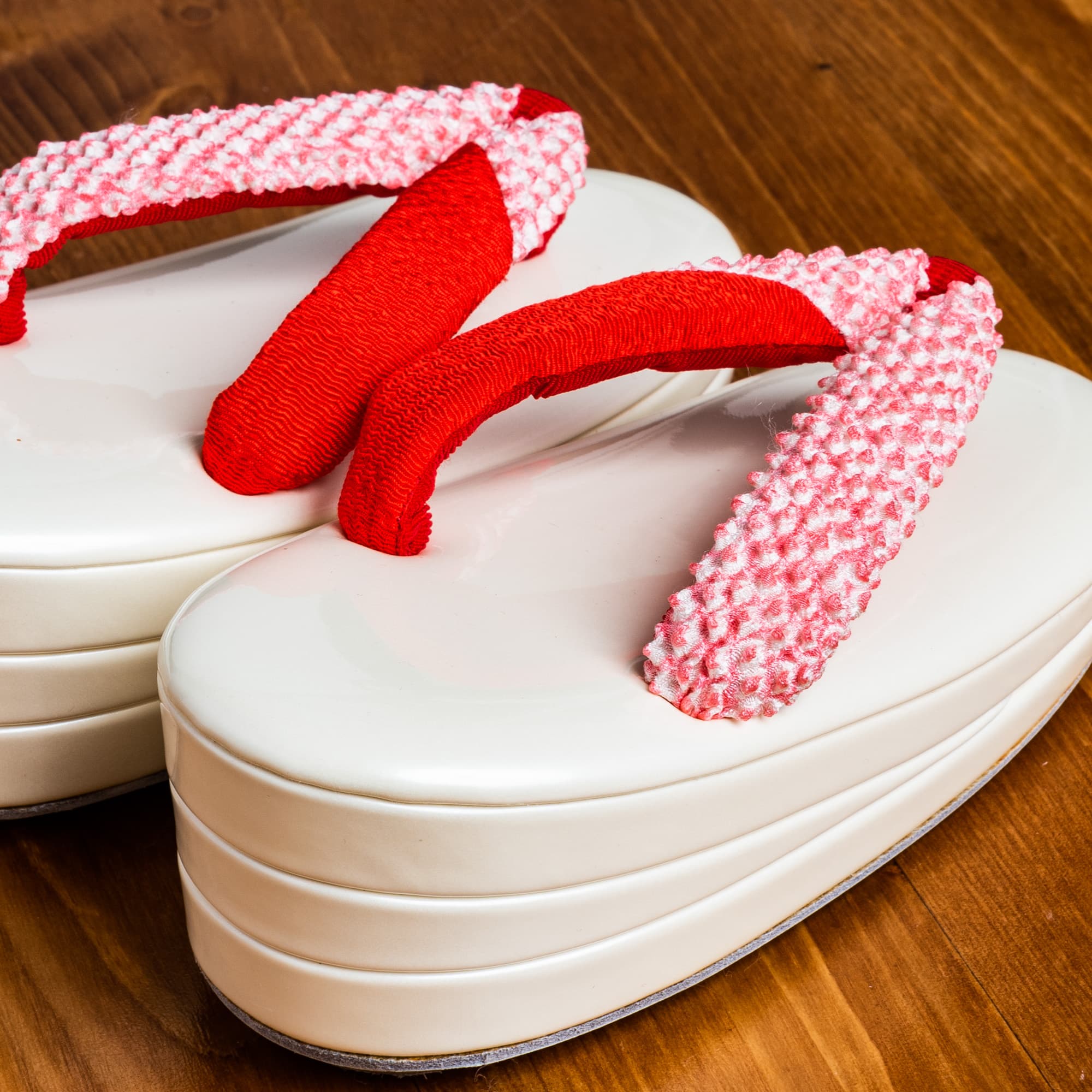 白い土台に赤い鹿の子絞りがスタイリッシュな３才用草履