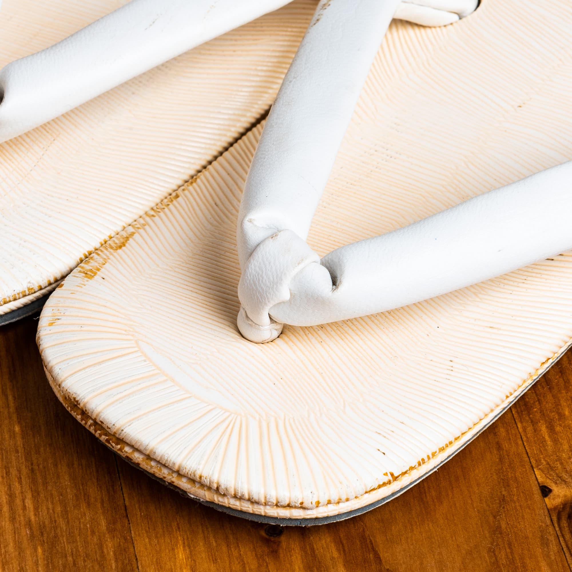 白い鼻緒の５才用草履（２１cm）