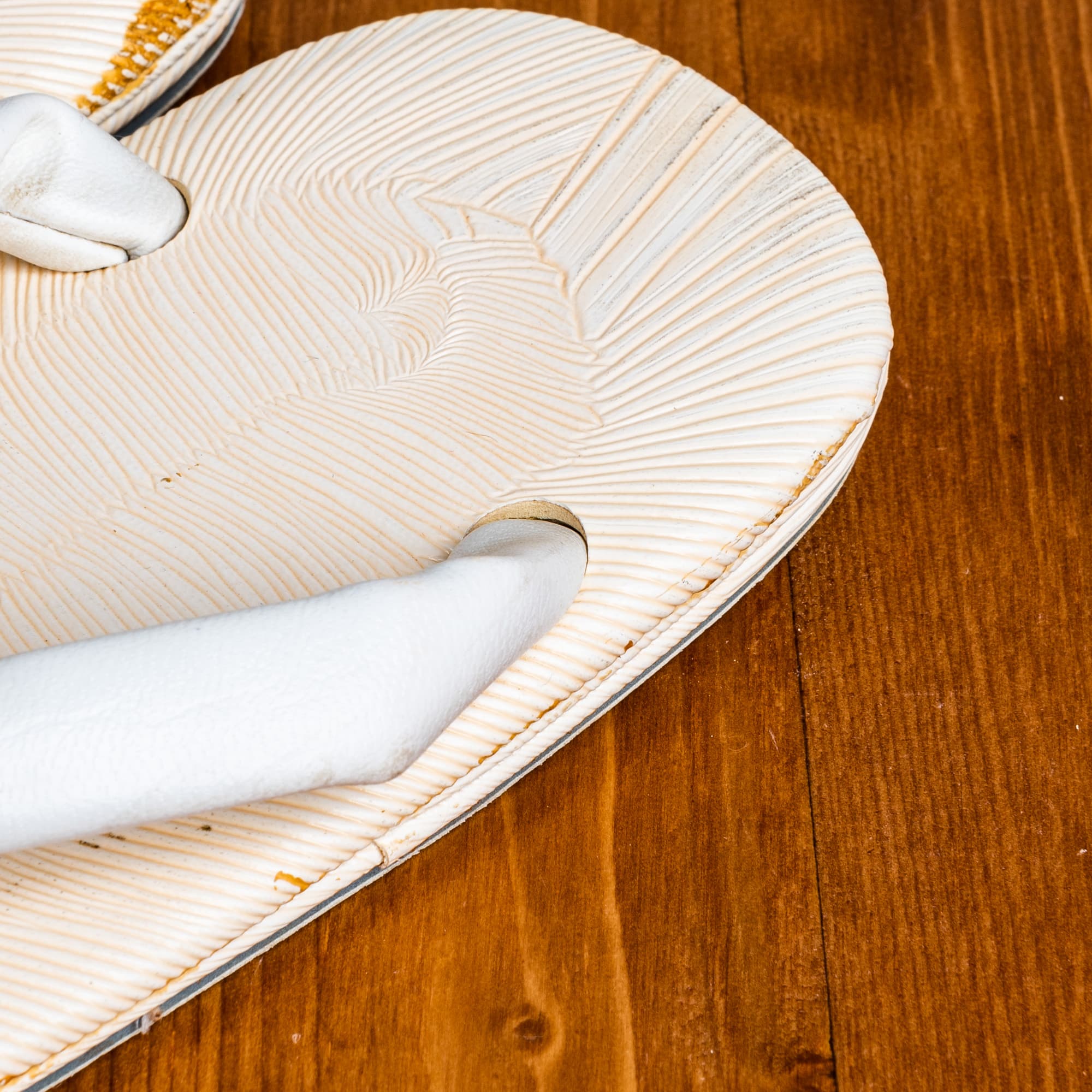 白い鼻緒の５才用草履（２１cm）