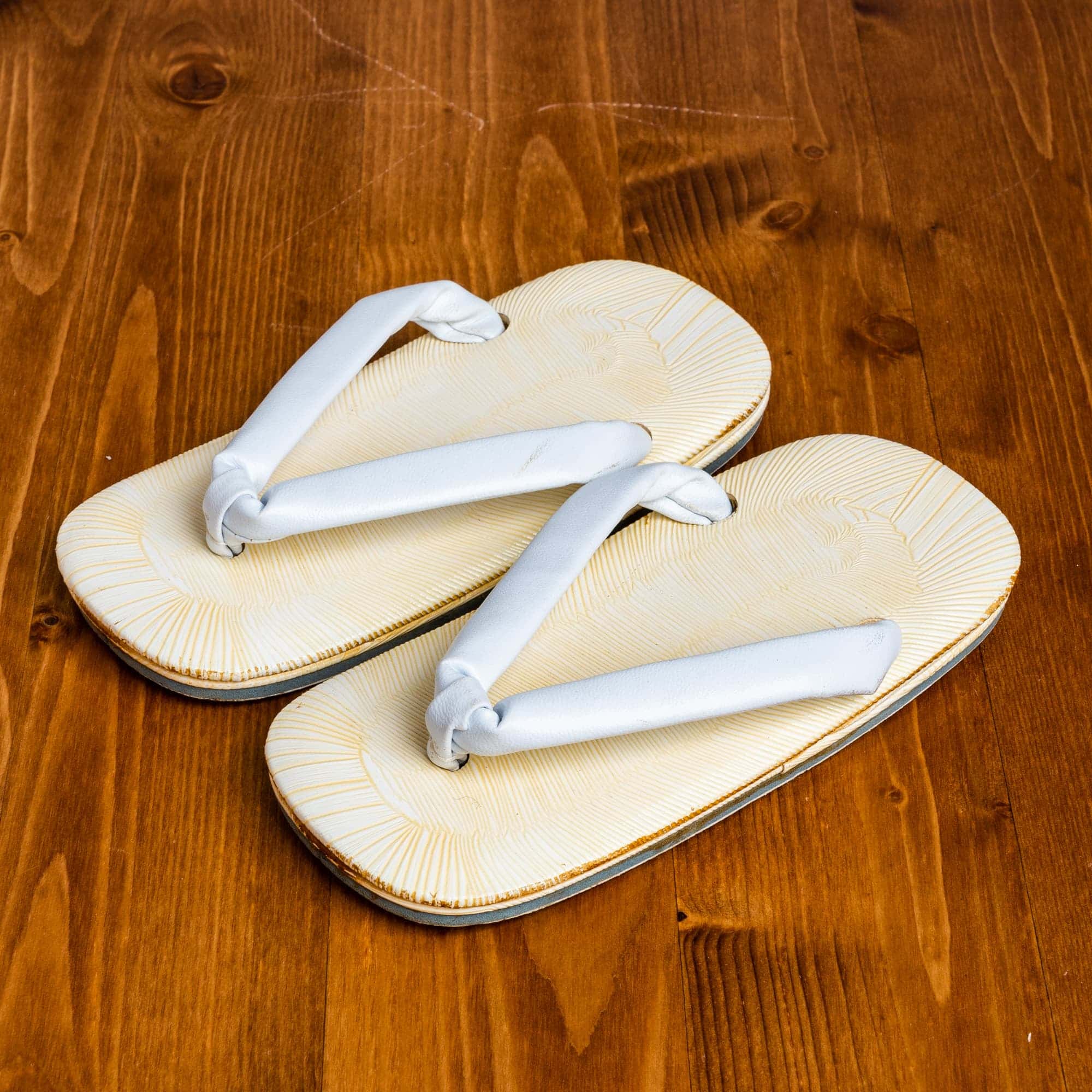 グレーがかった白い鼻緒の５才用草履（１８cm）