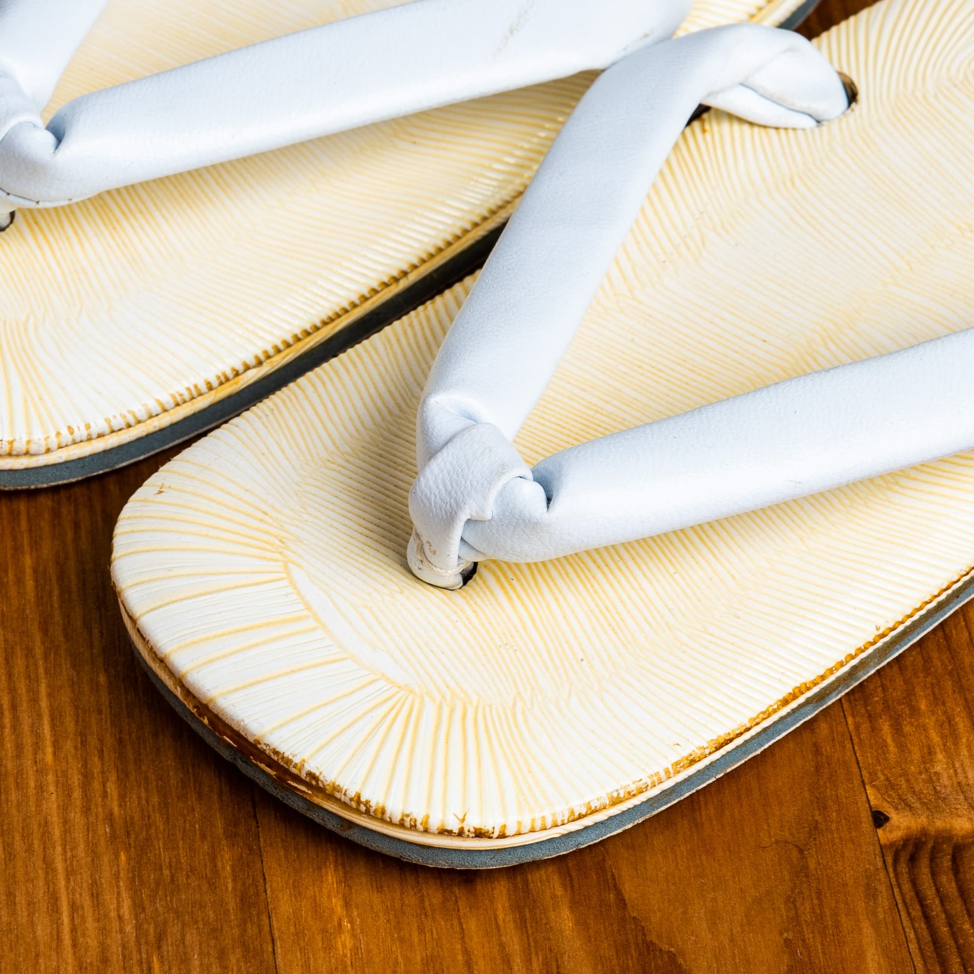 グレーがかった白い鼻緒の５才用草履（１８cm）