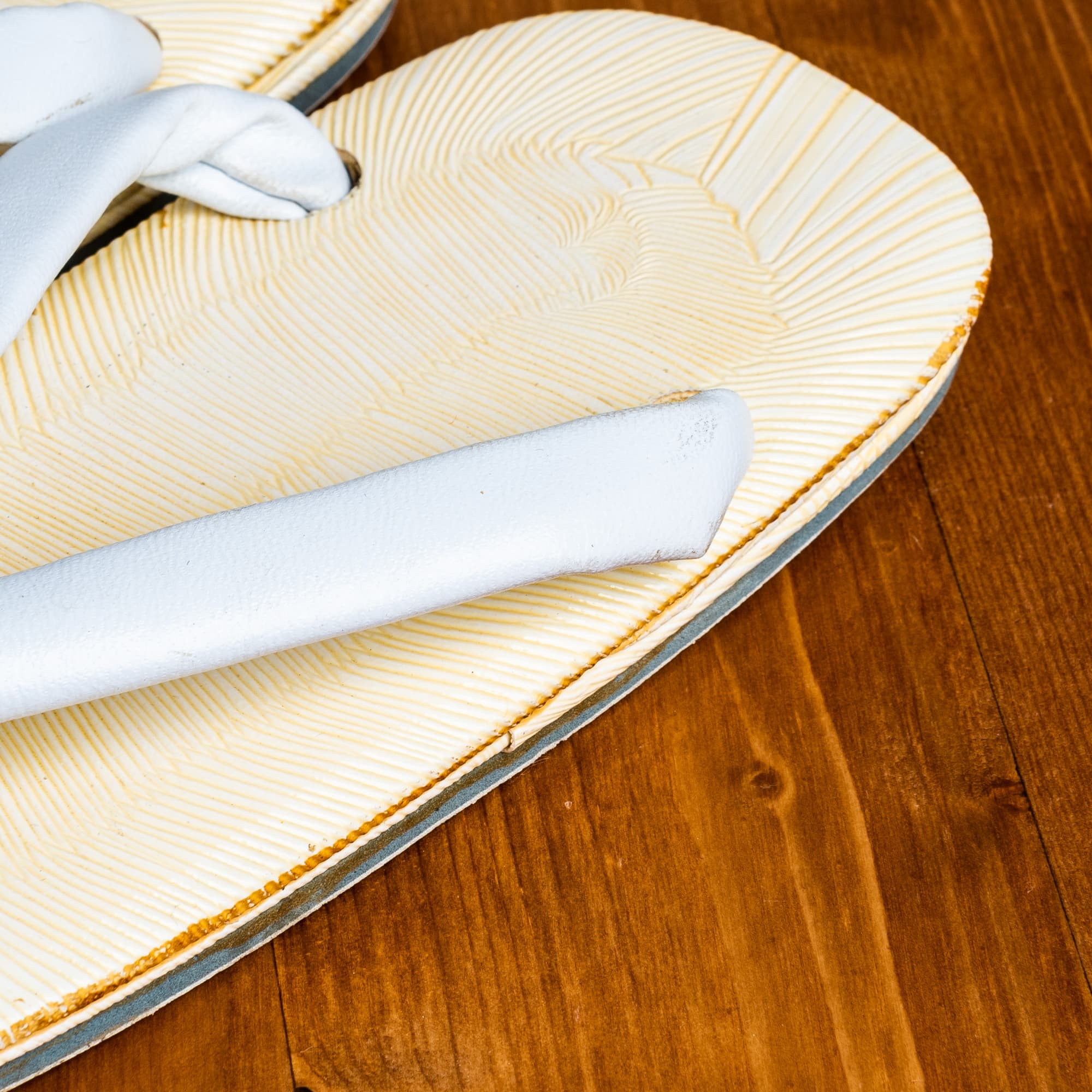 グレーがかった白い鼻緒の５才用草履（１８cm）