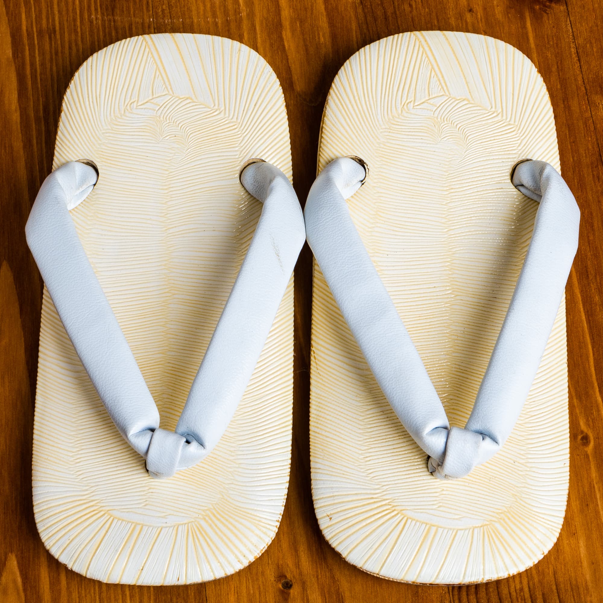 グレーがかった白い鼻緒の５才用草履（１８cm）