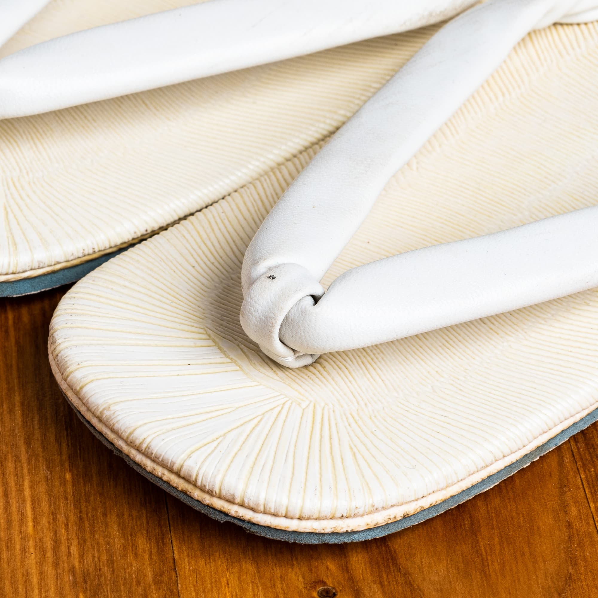 白い鼻緒の５才用草履（２１cm・厚底）