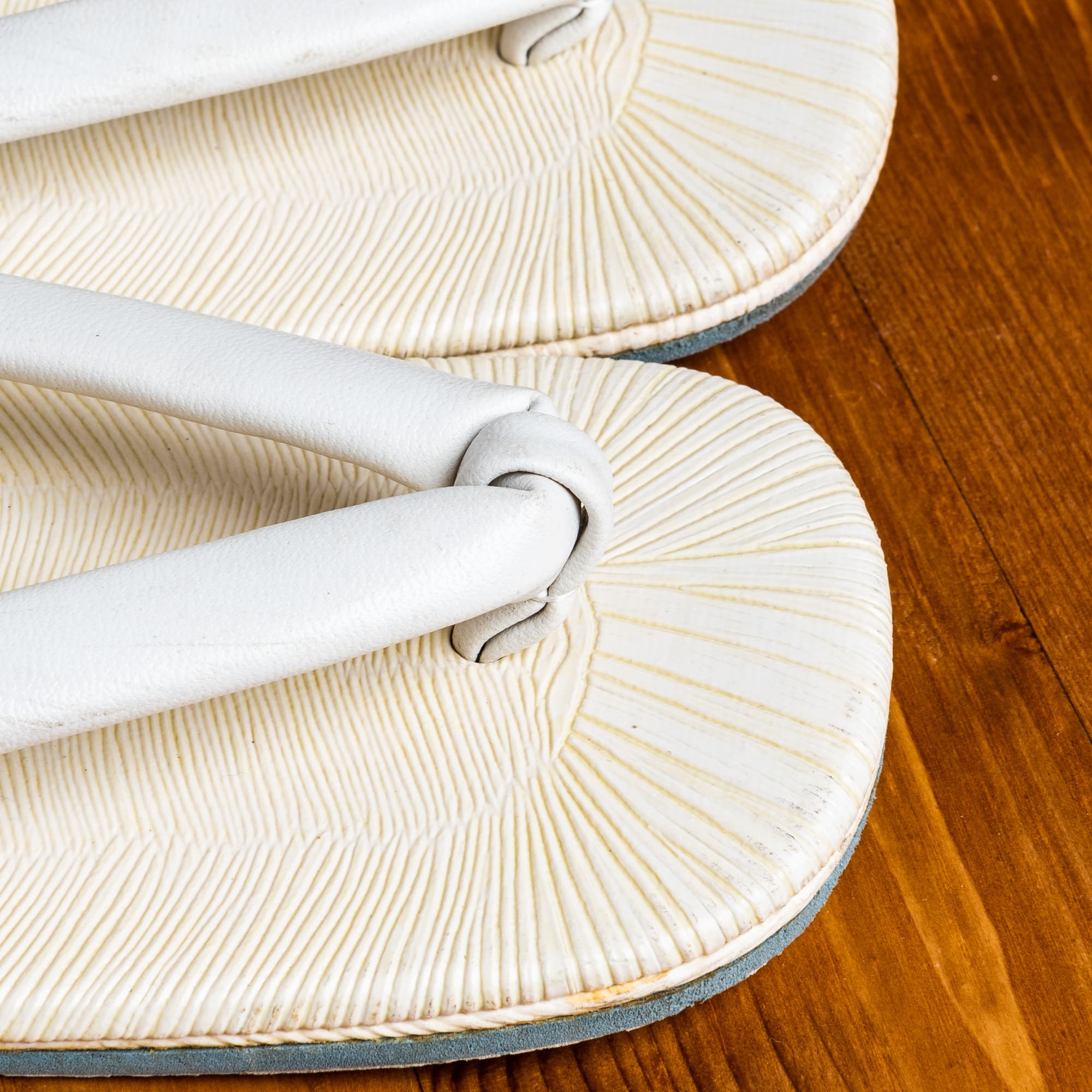 白い鼻緒の５才用草履（２１cm・厚底）