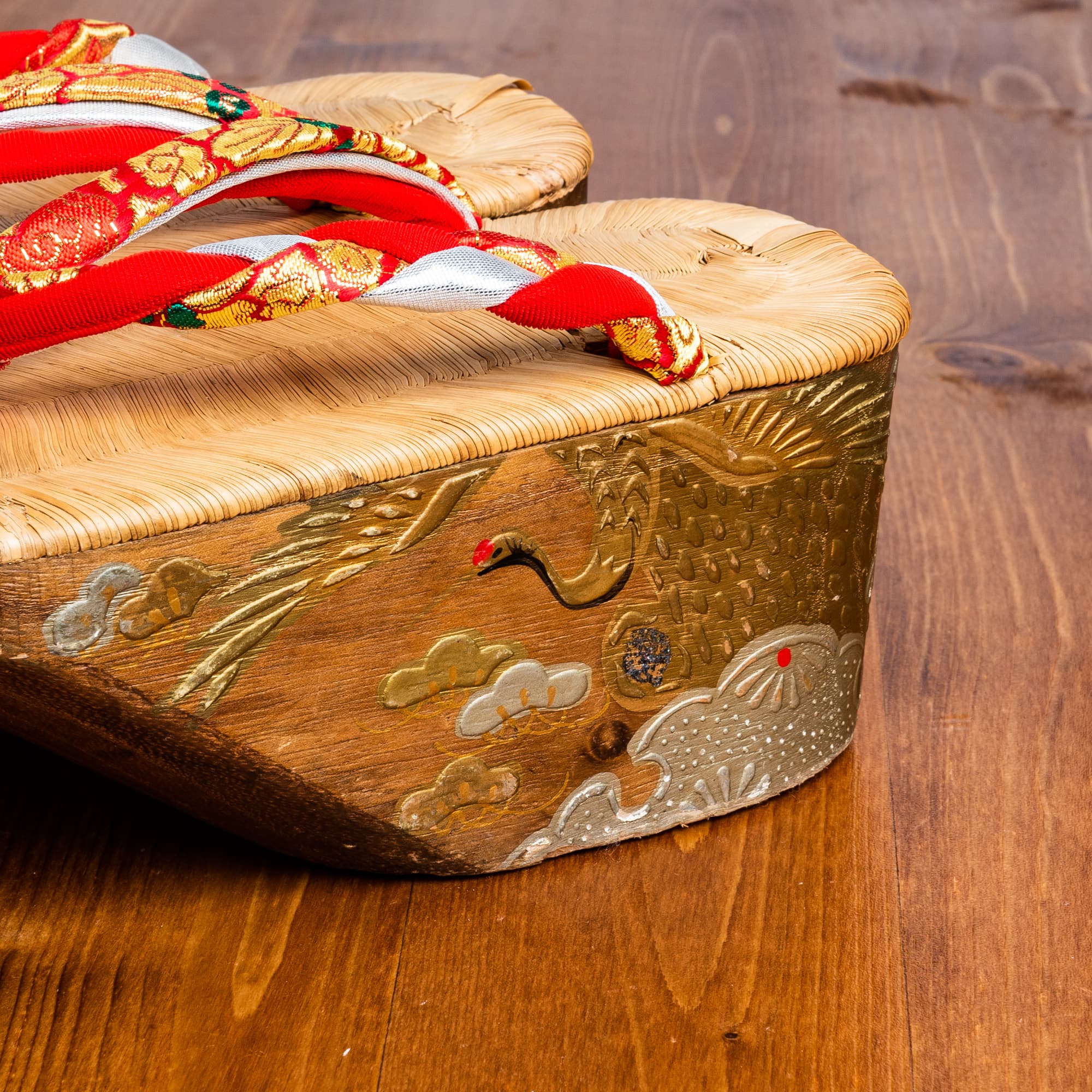 木肌に鶴・松・雪輪の蒔絵、編み込み鼻緒の７才用草履・ぽっくり