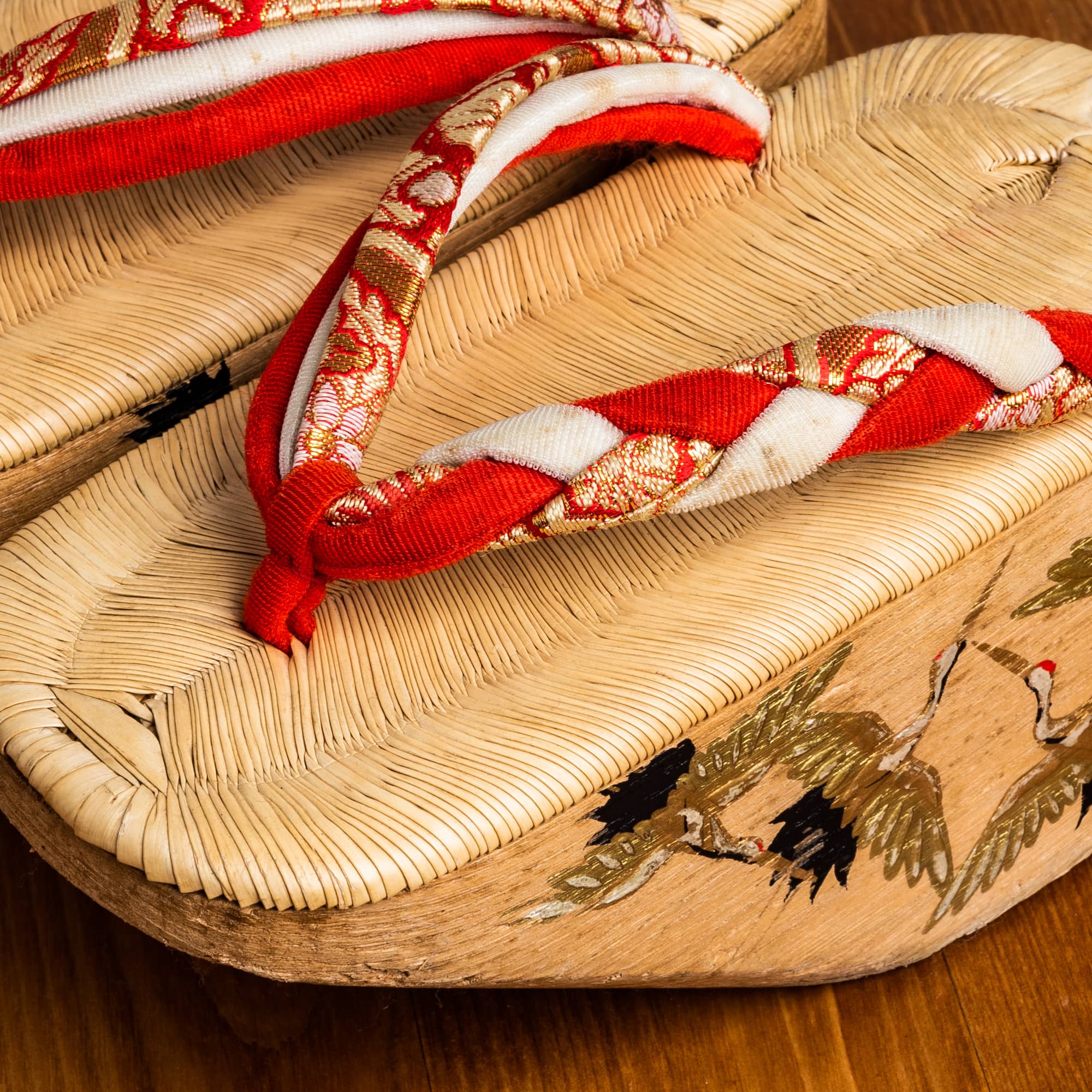 木肌に舞い踊る鶴の蒔絵、編み込み鼻緒の７才用草履・ぽっくり