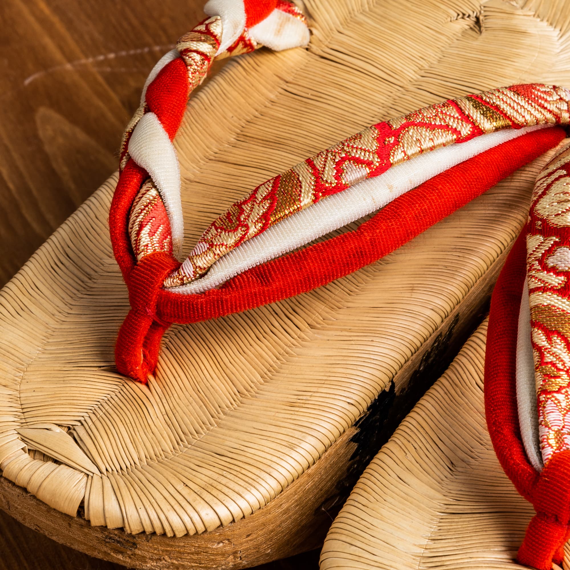 木肌に舞い踊る鶴の蒔絵、編み込み鼻緒の７才用草履・ぽっくり