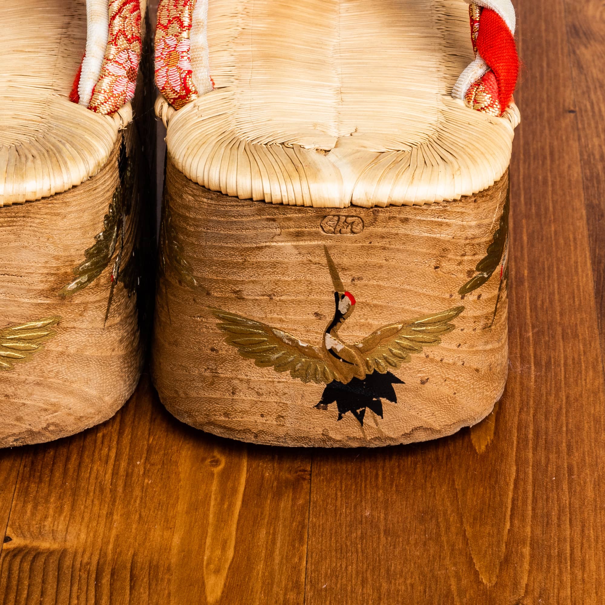 木肌に舞い踊る鶴の蒔絵、編み込み鼻緒の７才用草履・ぽっくり