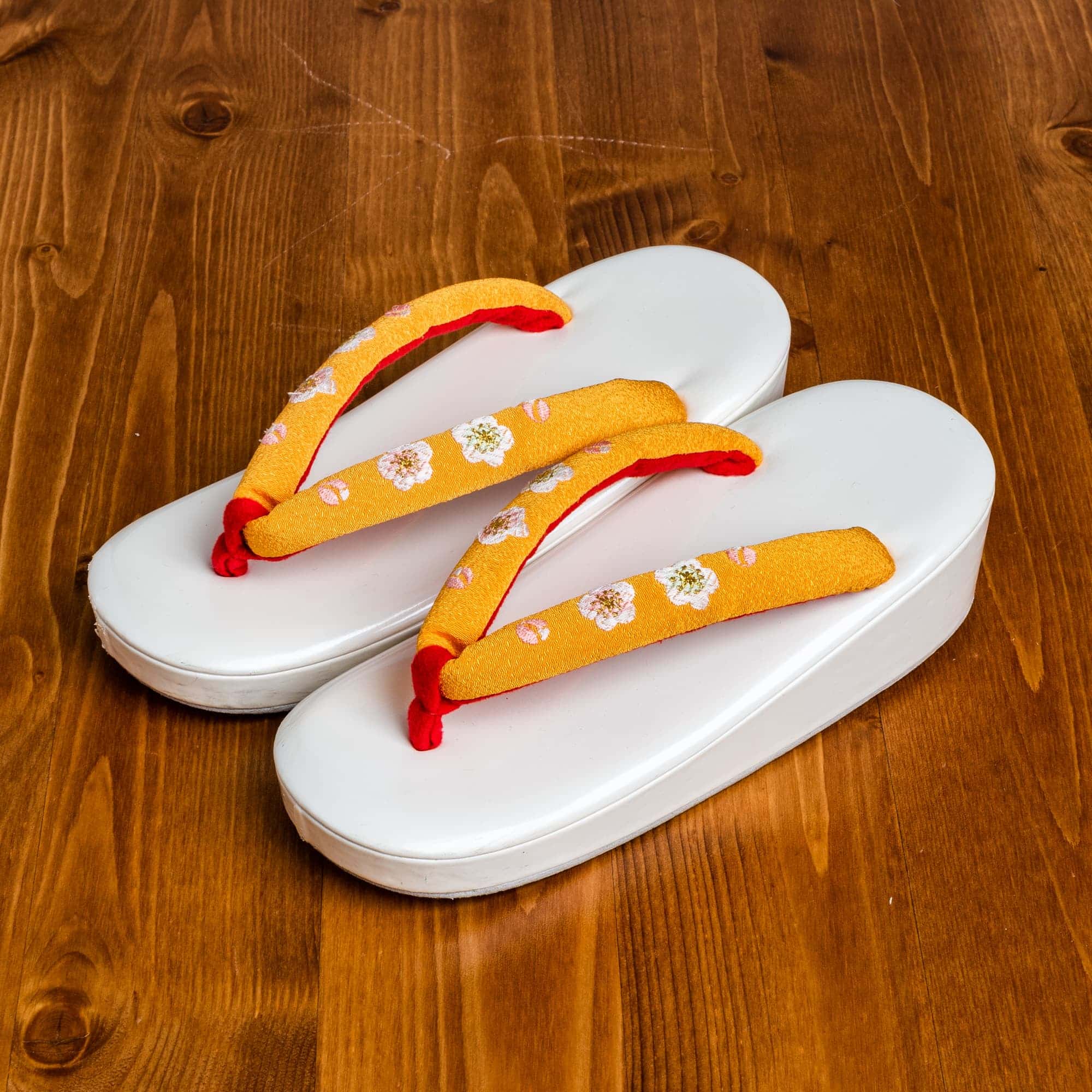 白い土台に赤と黄色の鼻緒、桜の手刺繍の７才用草履