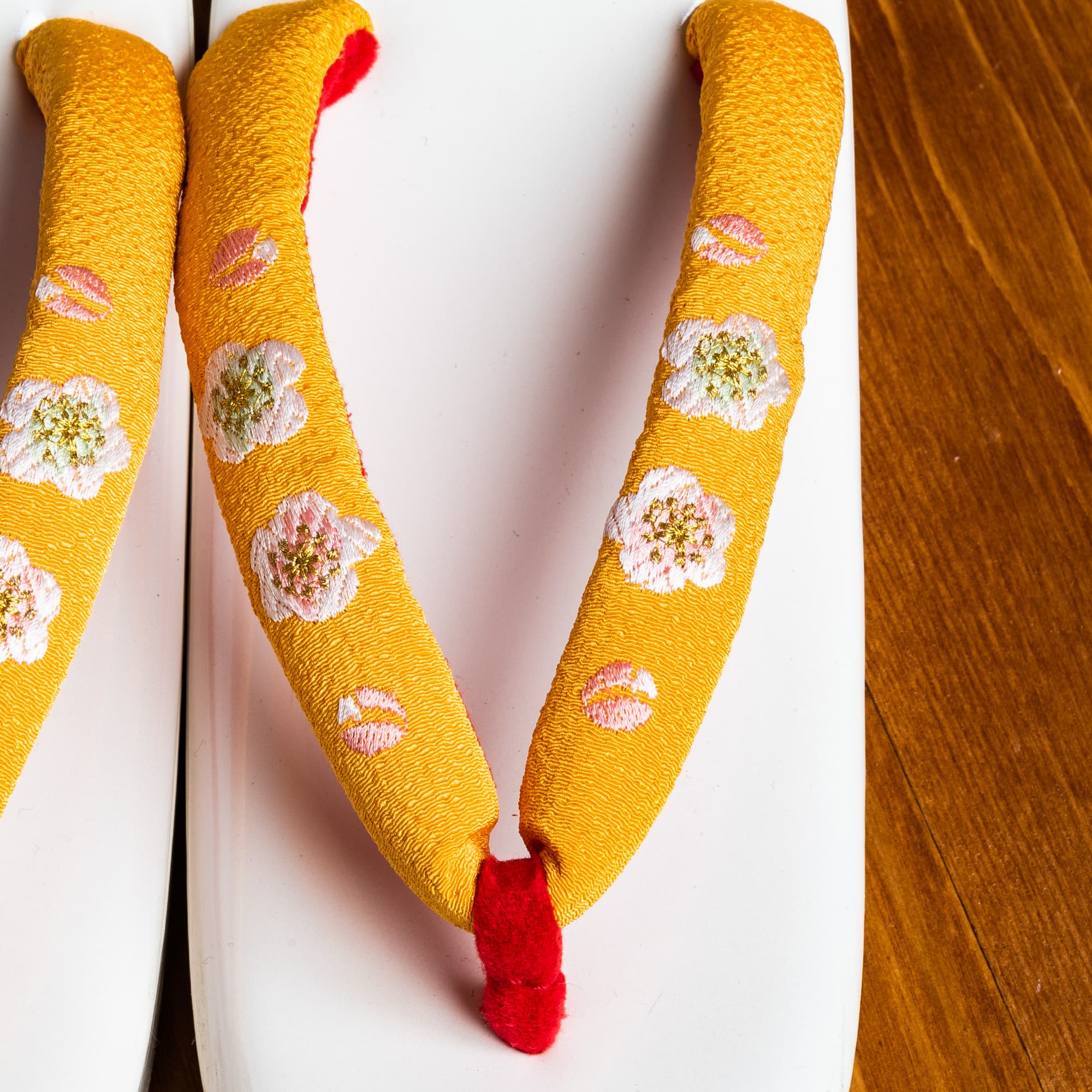 白い土台に赤と黄色の鼻緒、桜の手刺繍の７才用草履