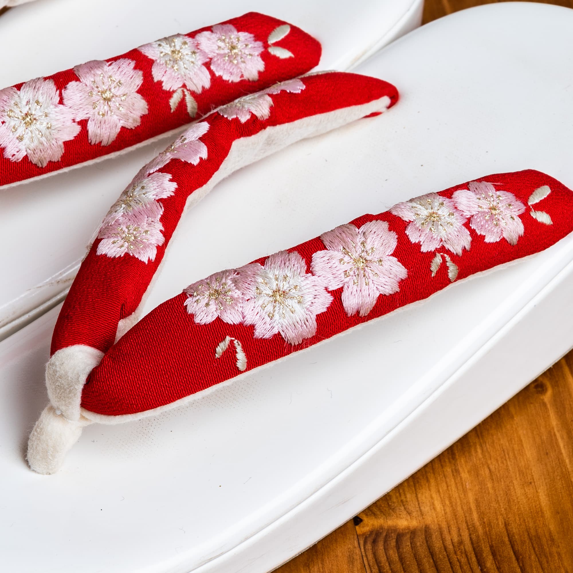 真っ白に赤い鼻緒、桜の手刺?の７才用草履