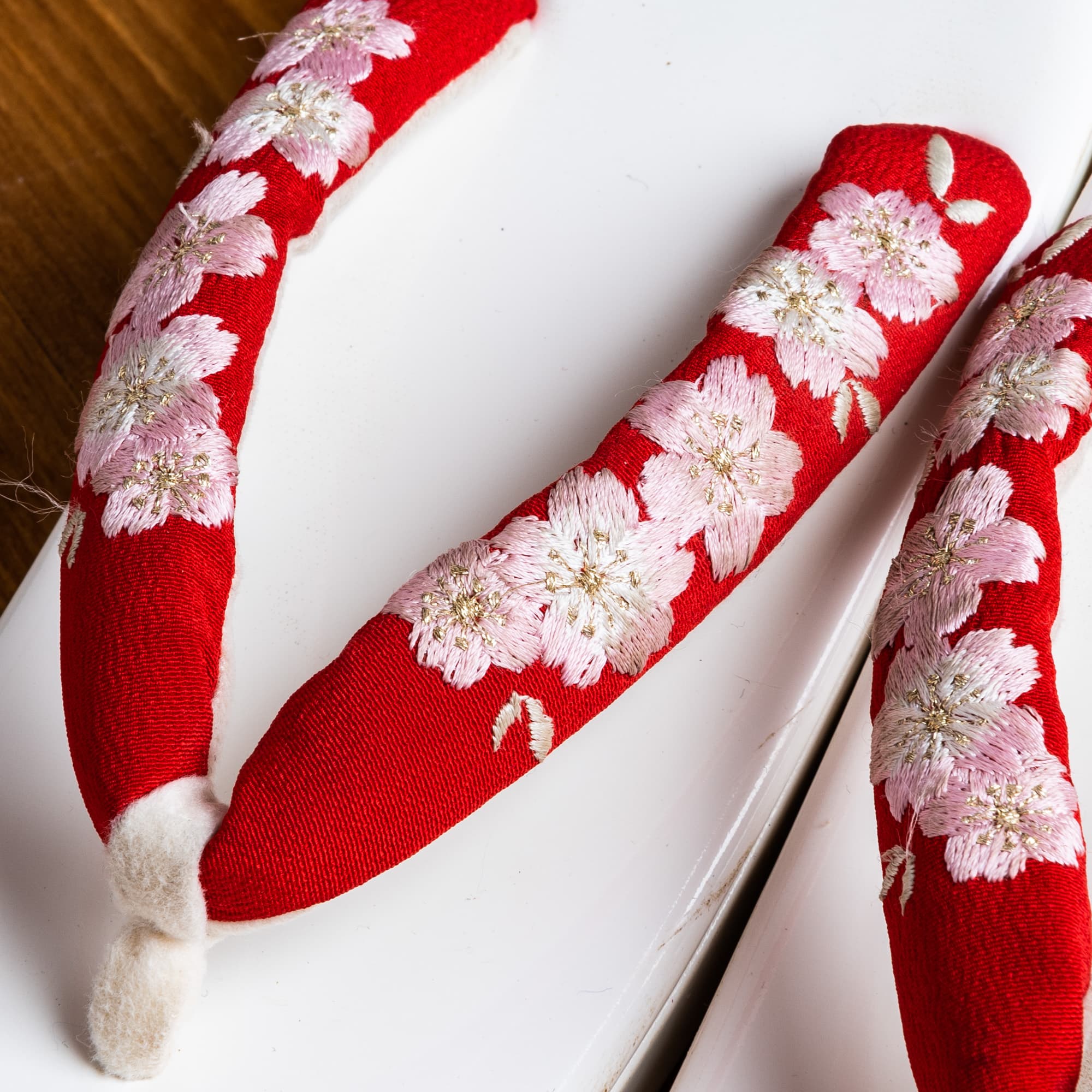 真っ白に赤い鼻緒、桜の手刺?の７才用草履