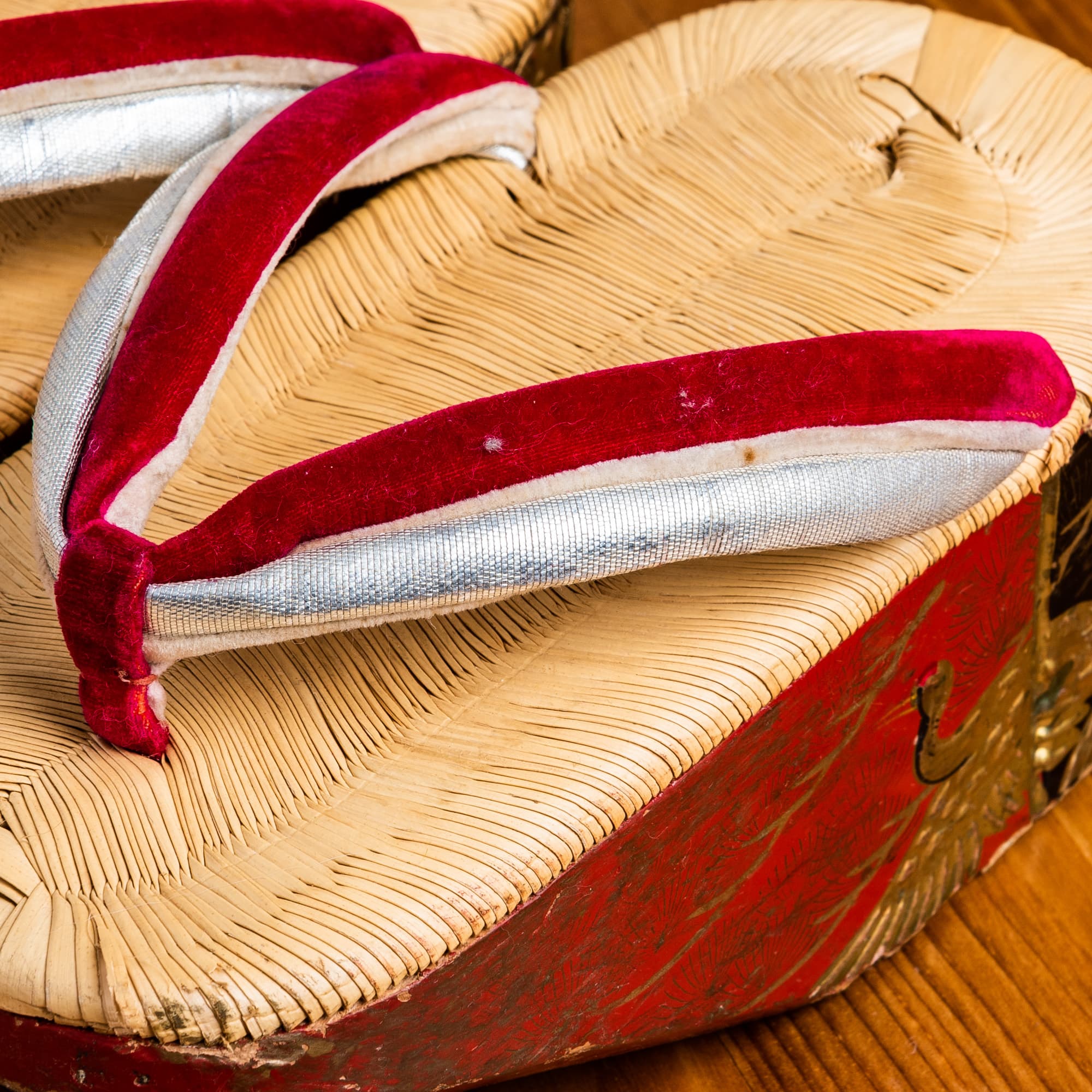 朱と黒の塗り分けに鶴の蒔絵、畳表の７才用草履・ぽっくり