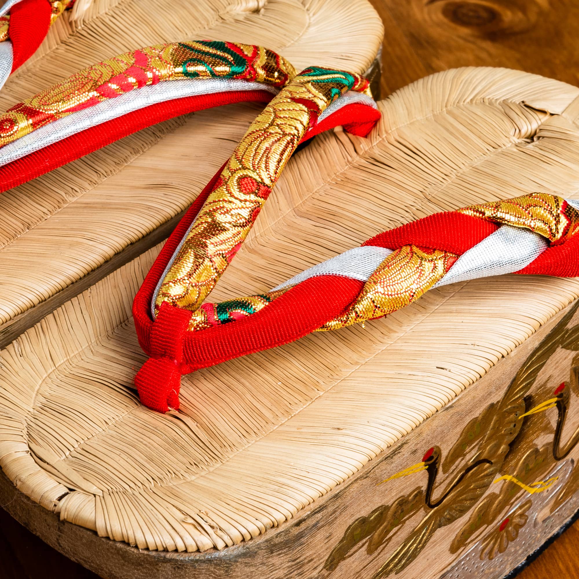 木肌に群れ飛ぶ鶴の蒔絵、編み込み鼻緒の７才用草履・ぽっくり