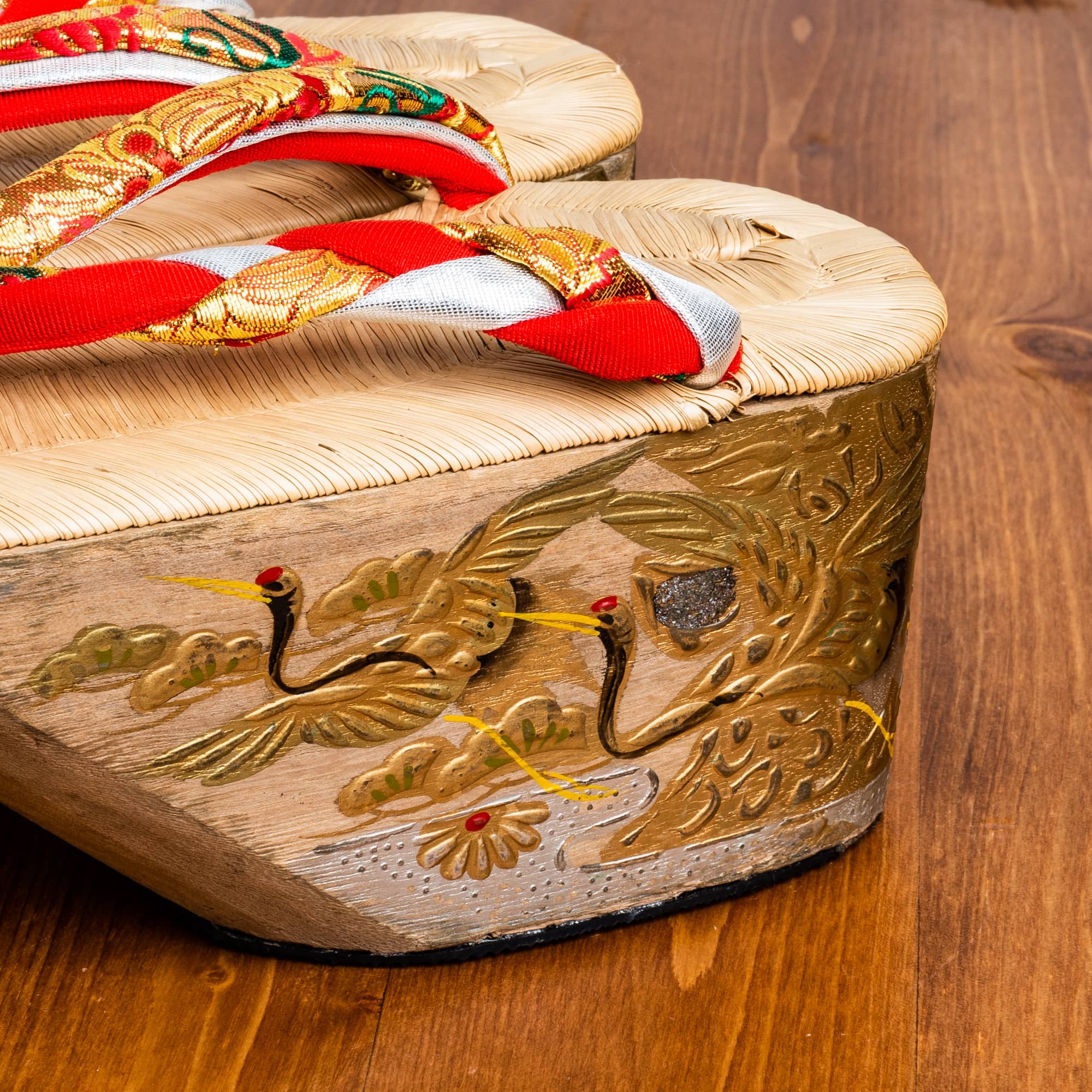 木肌に群れ飛ぶ鶴の蒔絵、編み込み鼻緒の７才用草履・ぽっくり