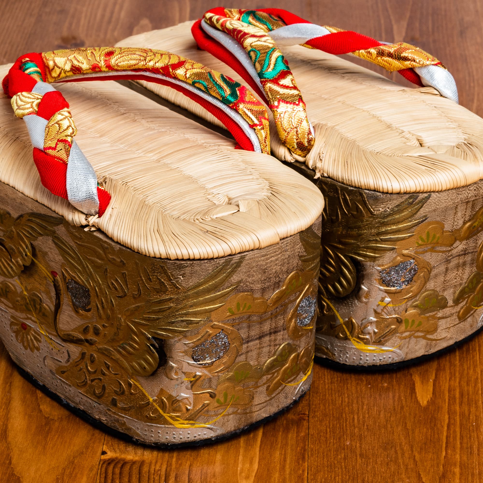 木肌に群れ飛ぶ鶴の蒔絵、編み込み鼻緒の７才用草履・ぽっくり