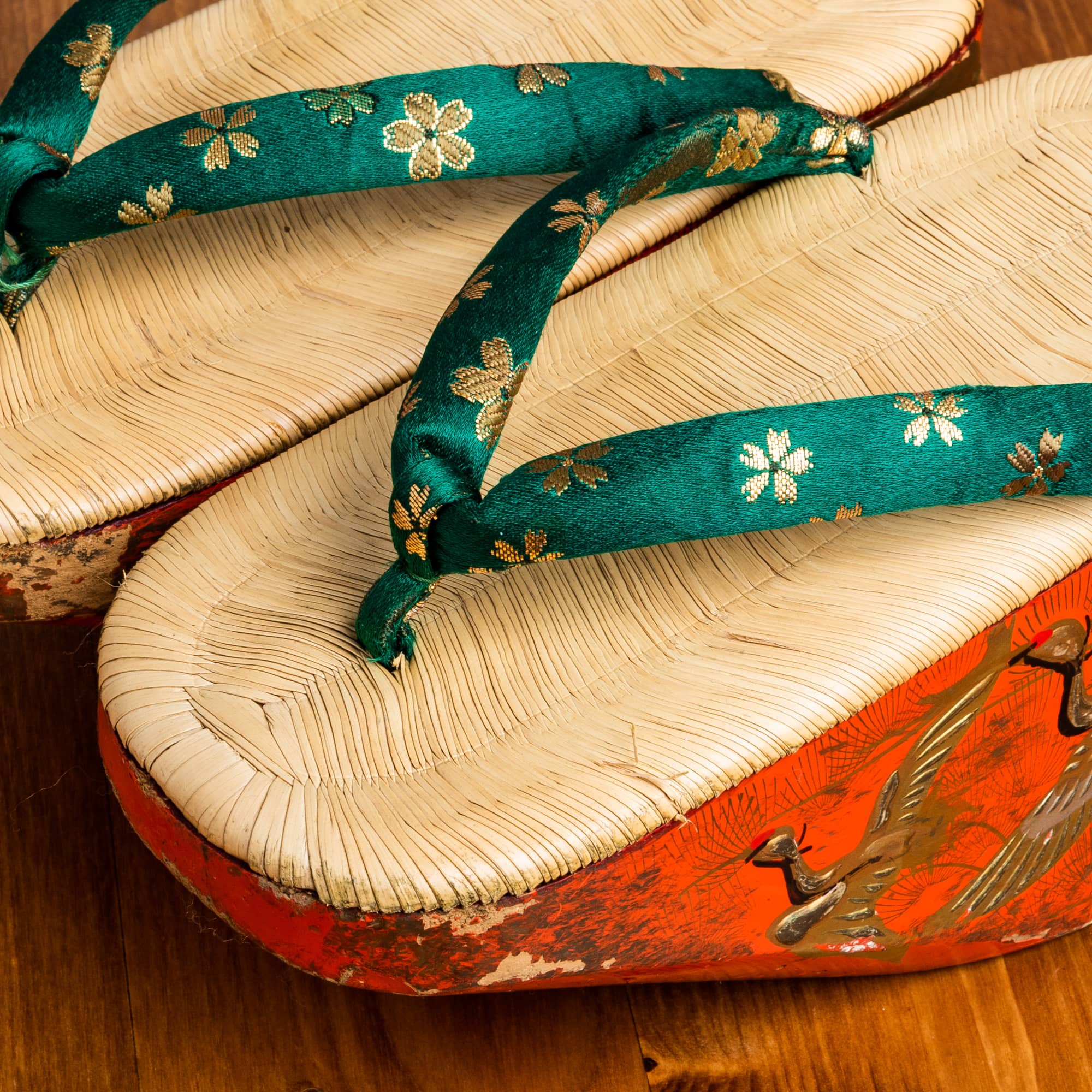 朱塗りに鶴と松の蒔絵、緑色の鼻緒の７才用草履・ぽっくり