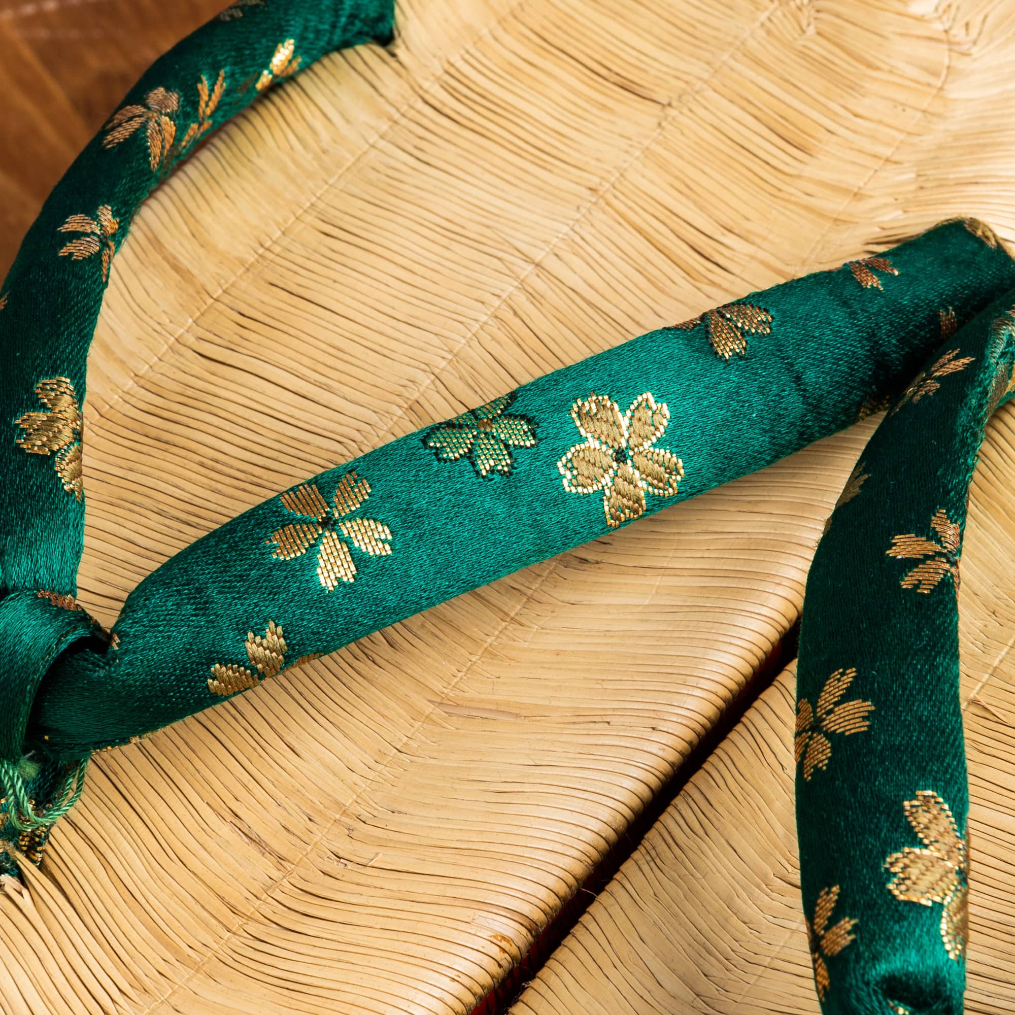 朱塗りに鶴と松の蒔絵、緑色の鼻緒の７才用草履・ぽっくり