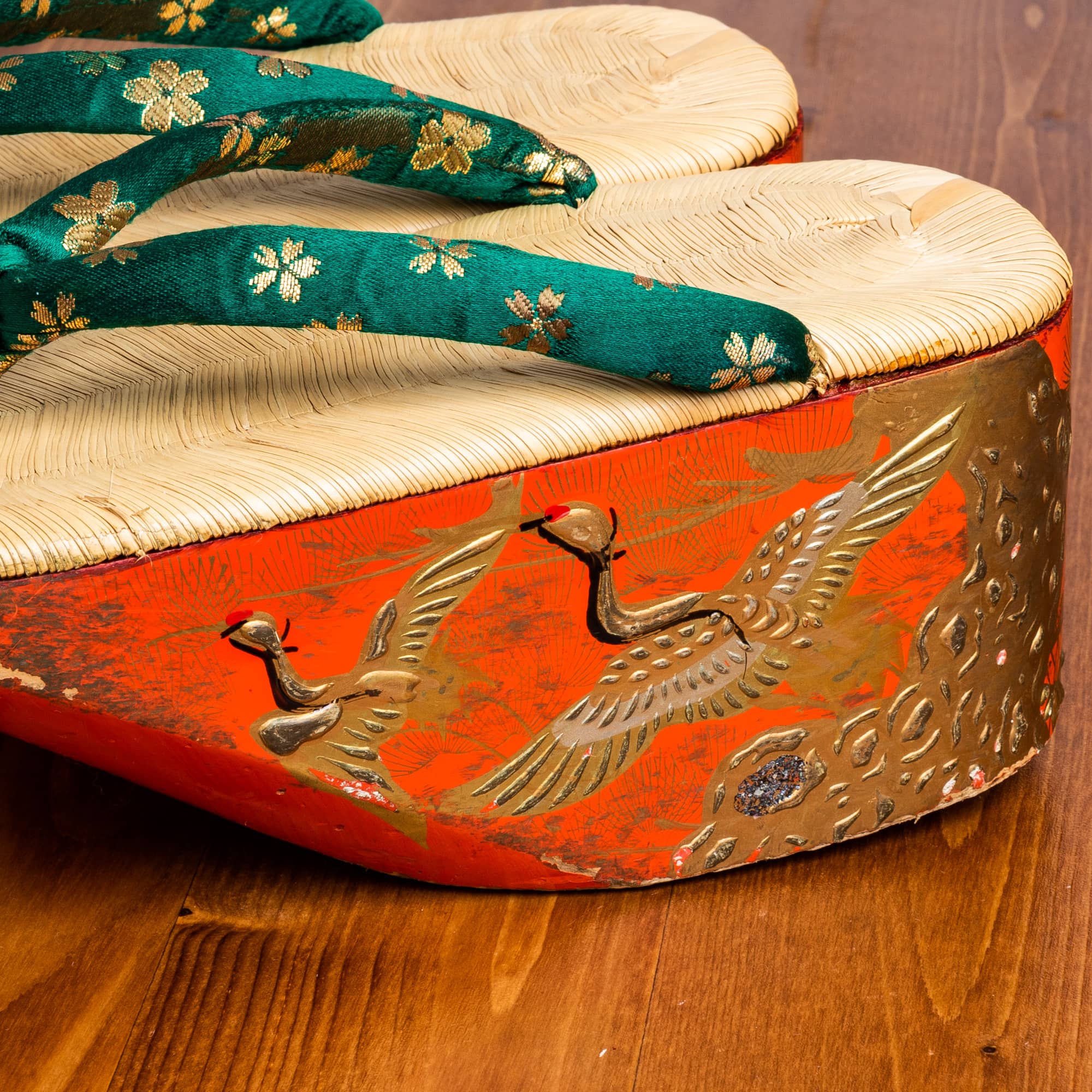 朱塗りに鶴と松の蒔絵、緑色の鼻緒の７才用草履・ぽっくり